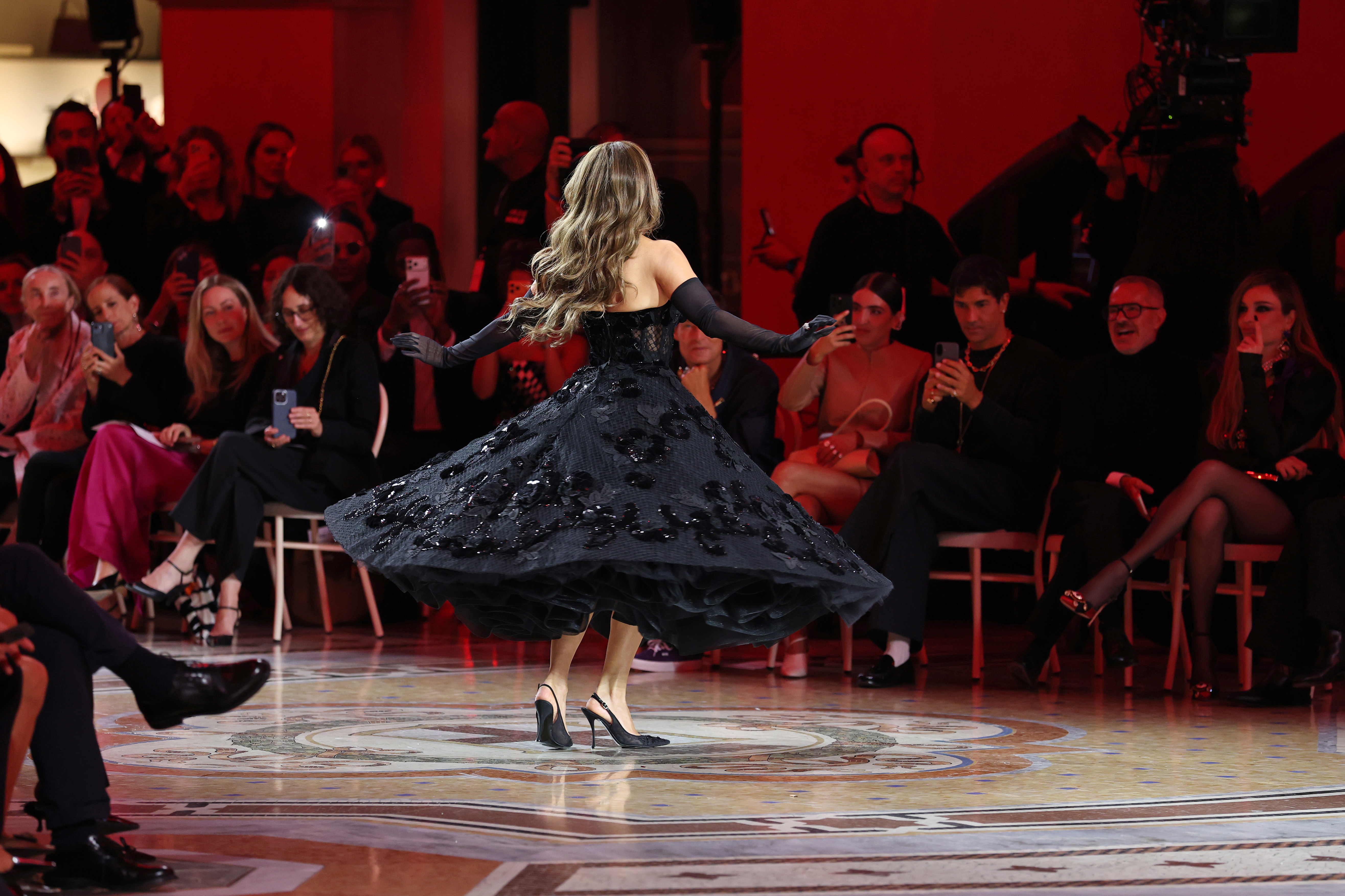 López da una vuelta durante la presentación, haciendo que la voluminosa falda de su vestido negro se eleve en el aire. | Fuente: Getty Images