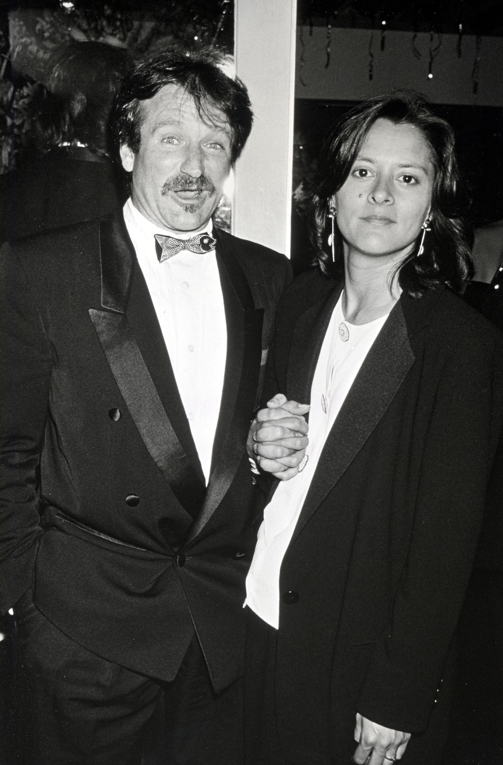 Robin Williams y Marsha Garces en la fiesta post Oscar de Swifty Lazar el 29 de marzo de 1989 | Fuente: Getty Images