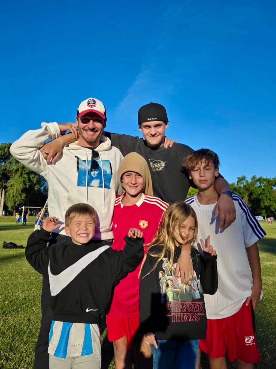 Benjamín Vicuña junto a sus hijos | Fuente: Instagram/benjaminvicuna.ok