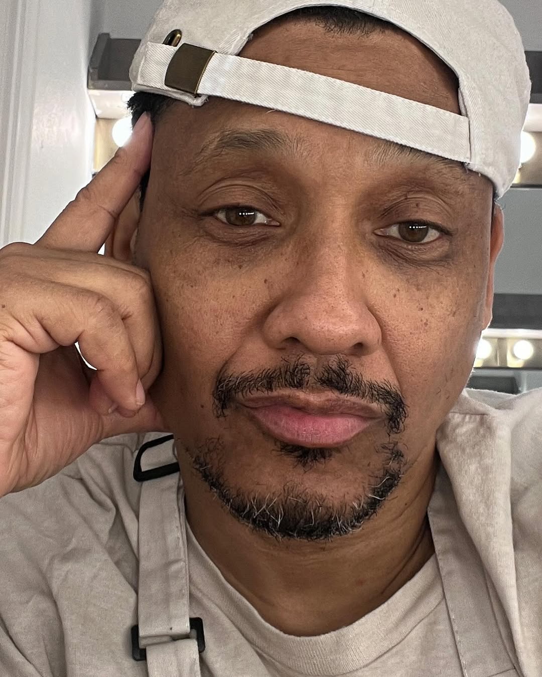 El actor posa para un selfie, de un post fechado el 27 de febrero de 2024 | Fuente: Instagram/khalilkain