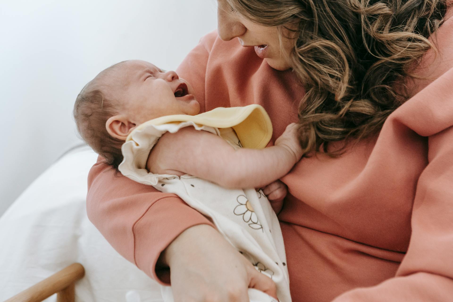 Una mujer calmando a su bebé que llora | Fuente: Pexels