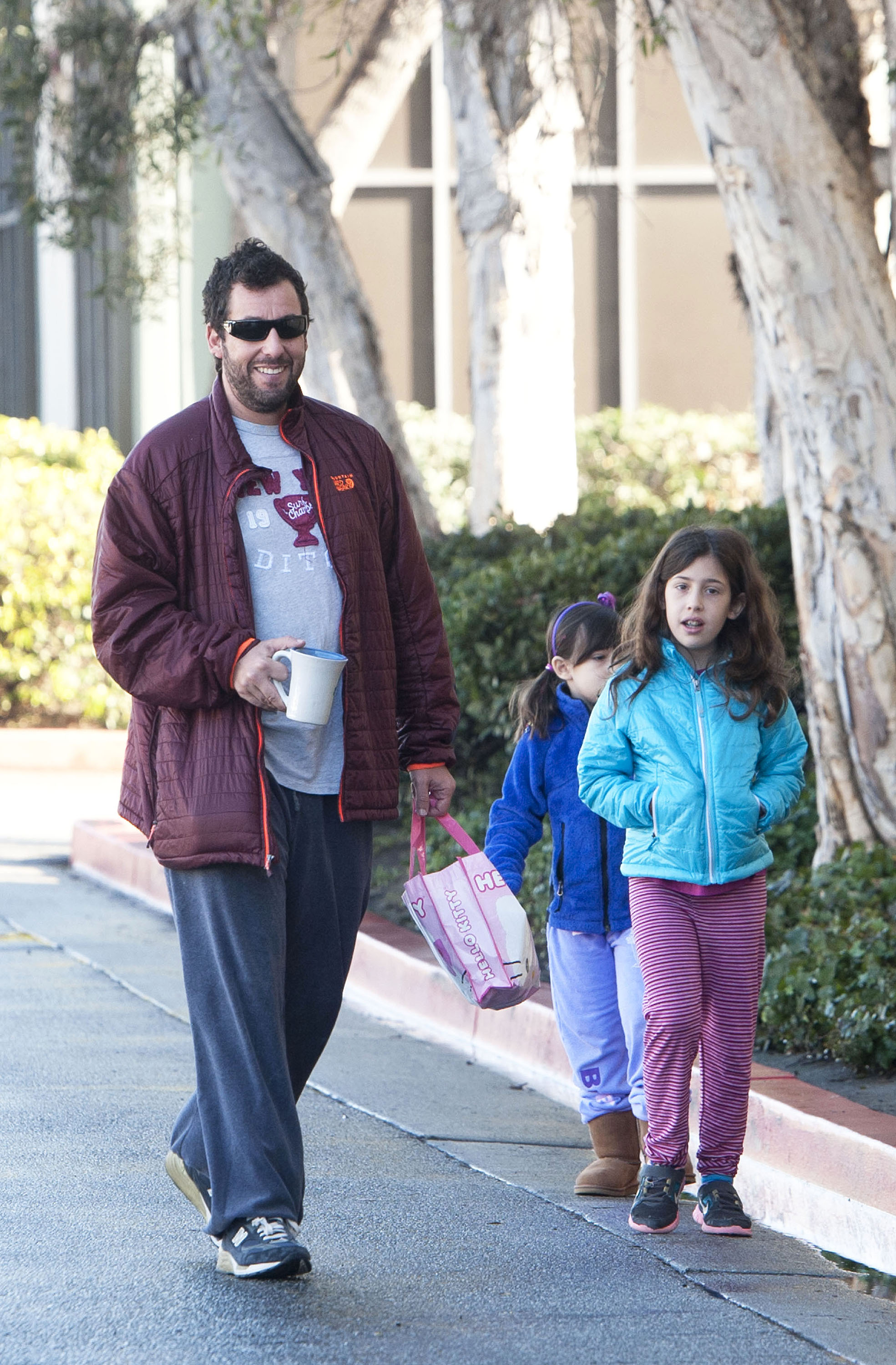 Adam Sandler con sus hijas, Sadie Sandler y Sunny Sandler en Los Ángeles, California el 08 de diciembre de 2013. | Foto: Getty images