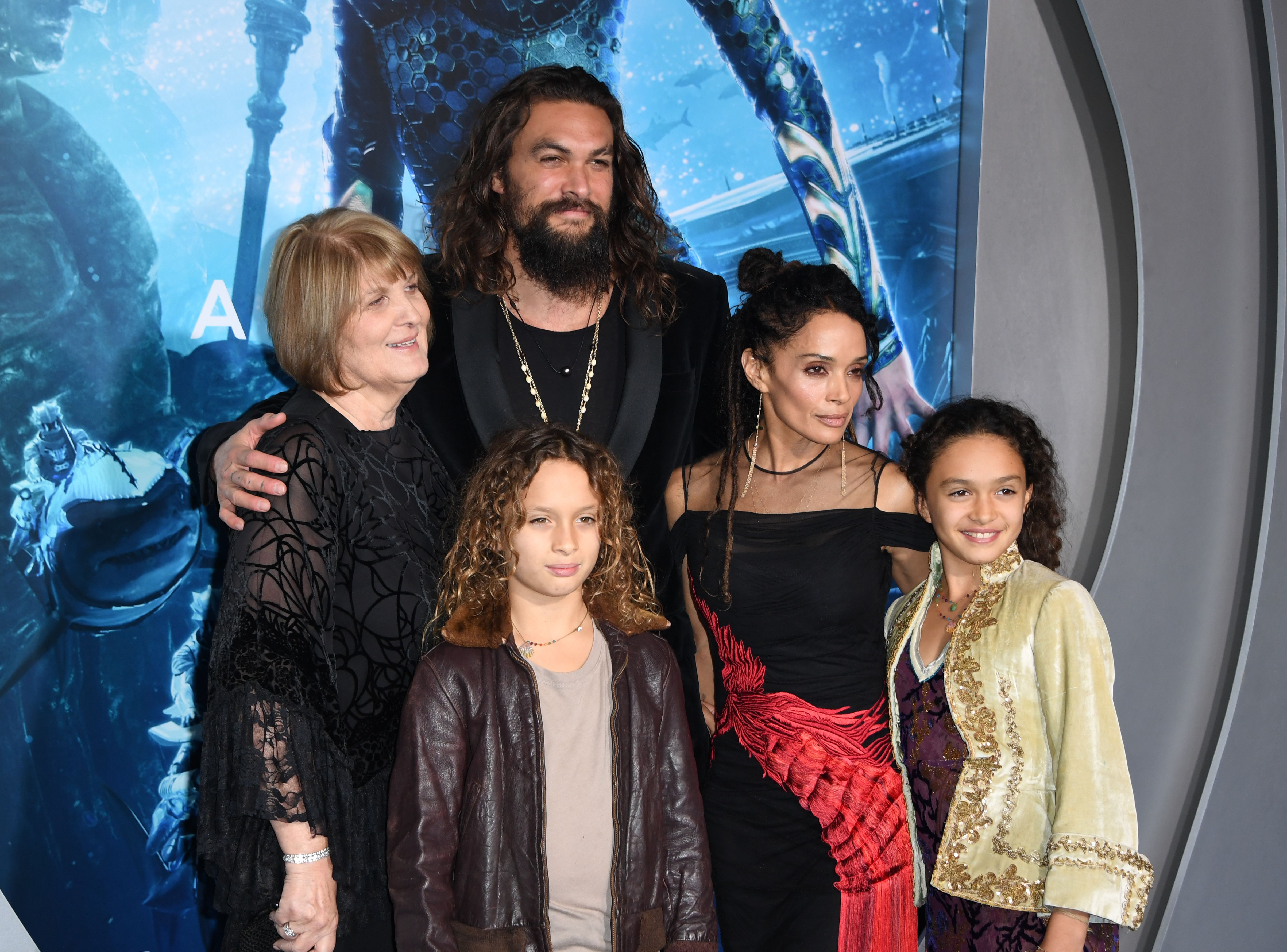 Jason Momoa, Nakoa-Wolf Manakauapo Namakaeha Momoa, Lisa Bonet y Lola Iolani Momoa en el estreno mundial de