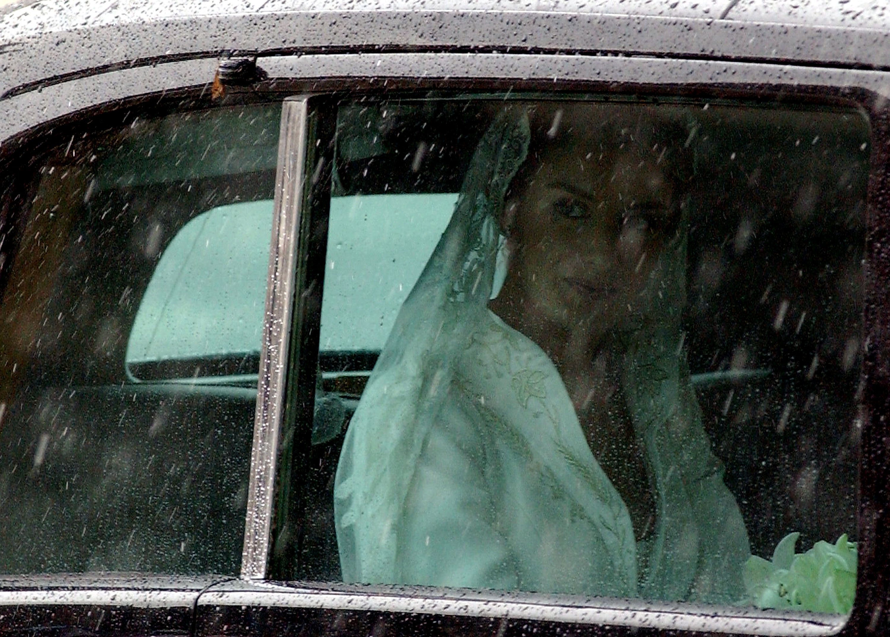Letizia Ortiz llegando a la catedral de Almudena momentos antes de contraer matrimonio con el príncipe heredero de la corona española, Felipe de Borbón, el 22 de mayo de 2004 || Fuente: Getty Images