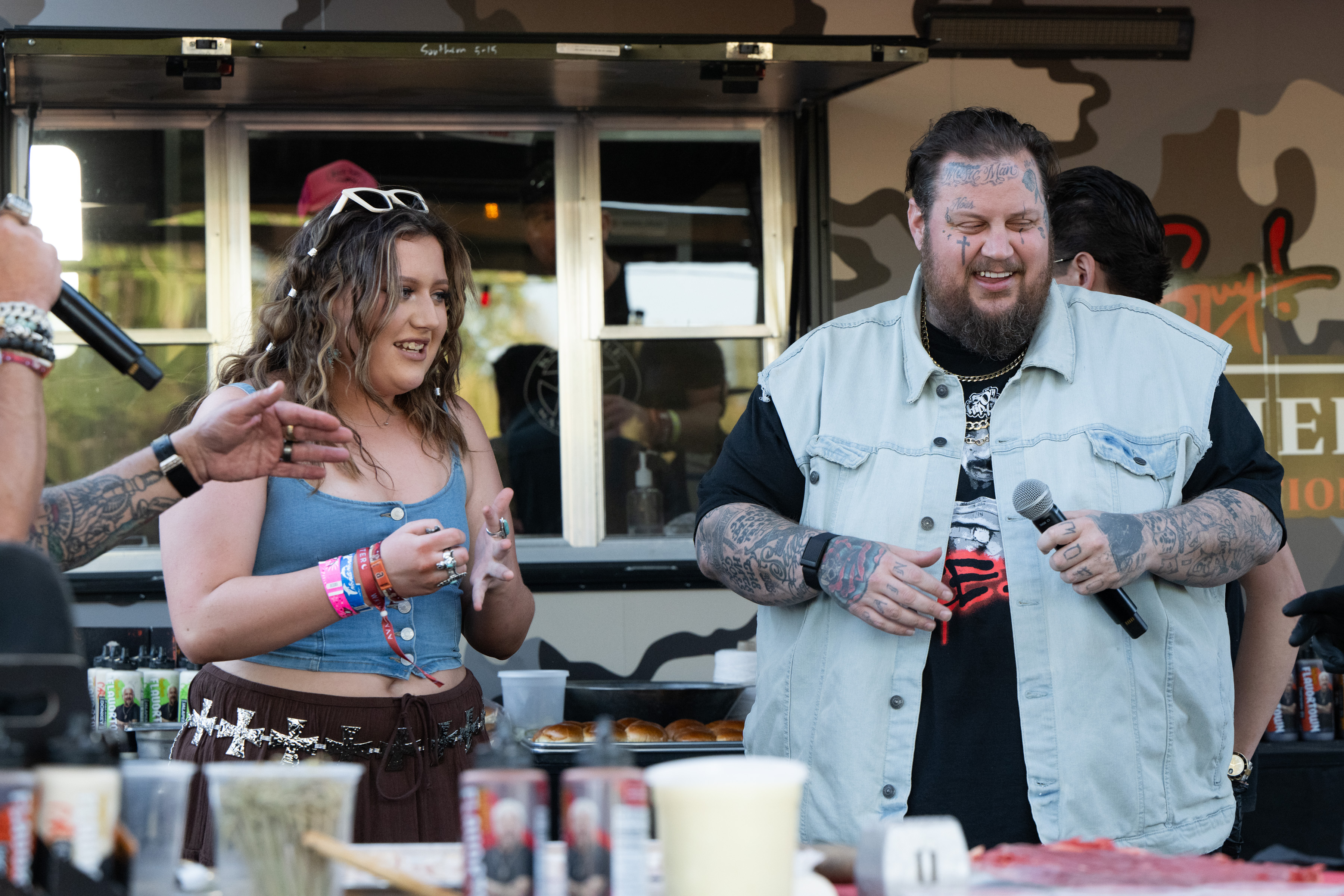 Bailee Ann DeFord y Jelly Roll asisten a Guy Fieri's Smokehouse en el Día 1 del Festival Stagecoach el 26 de abril de 2024, en Indio, California | Fuente: Getty Images