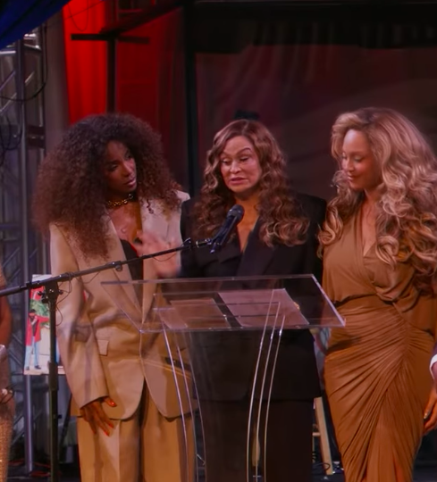 Tina Knowles le dio las gracias a la Iglesia Metodista Unida de St. John por haber ayudado a inculcar la compasión y la generosidad en Beyoncé y Kelly Rowland. La inauguración supuso un emotivo momento en el que todo volvió al punto de partida para la familia. | Fuente: YouTube/Bread of Life Inc.