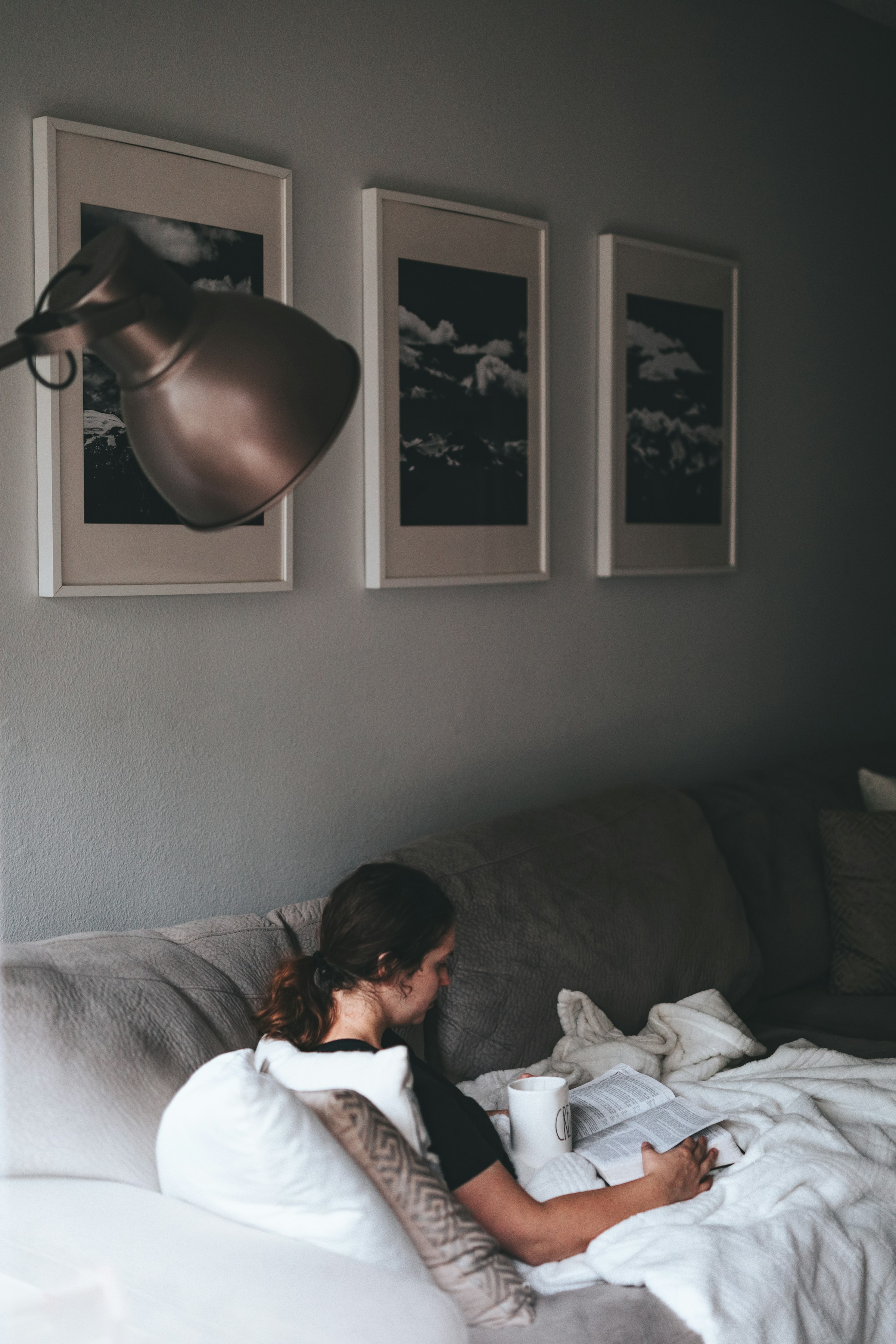 Una mujer leyendo en un sofá | Fuente: Unsplash