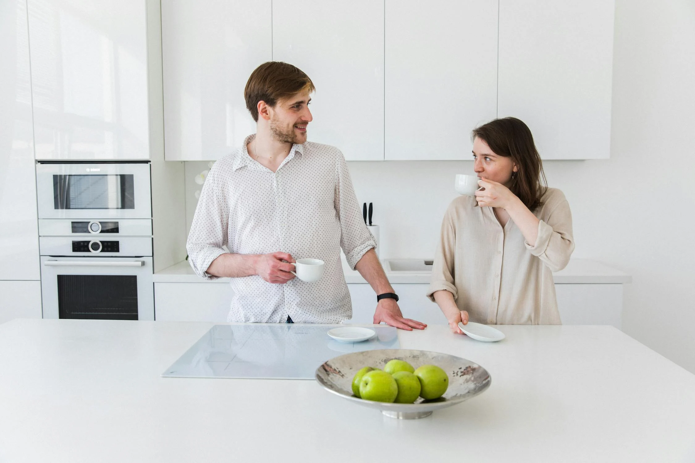 Una pareja hablando mientras toma un café por la mañana | Fuente: Pexels