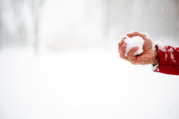 Persona sosteniendo bola de nieve. │Foto: Freepik