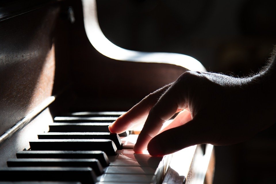 Hombre tocando piano / Imagen tomada de: Pixabay