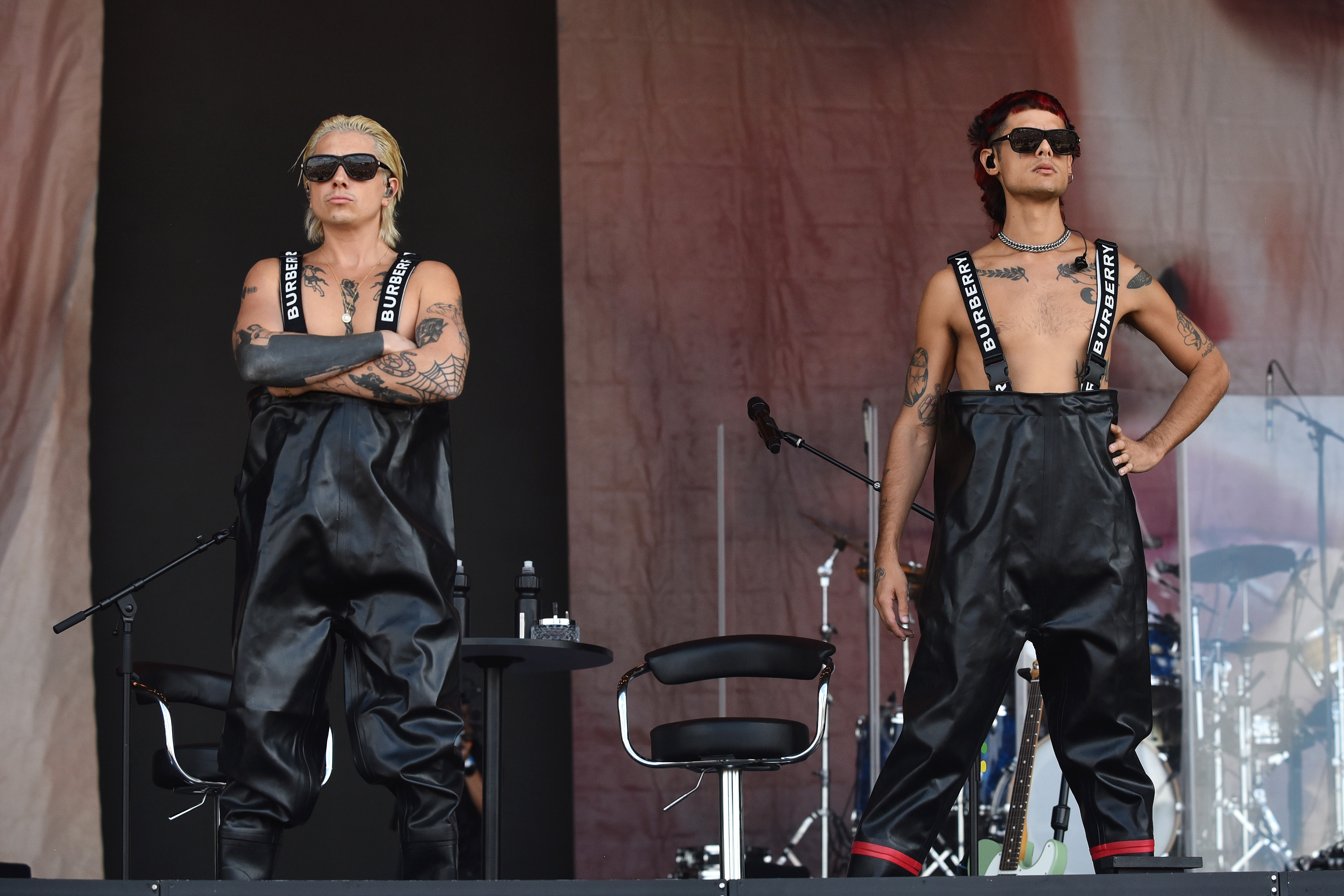 Ca7riel y Paco Amoroso actúan en el escenario West Holts durante el tercer día del festival Glastonbury 2025 en Worthy Farm, Pilton el 27 de junio de 2025 en Glastonbury, Inglaterra. | Fuente: Getty Images.
