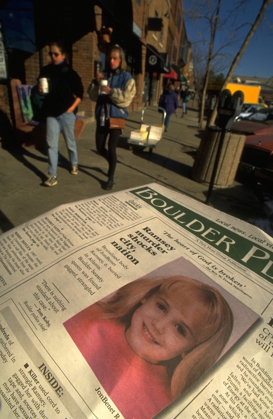 Titular de un periódico sobre el asesinato fotografiado el 7 de enero de 1997 en Boulder, Colorado | Fuente: Getty Images