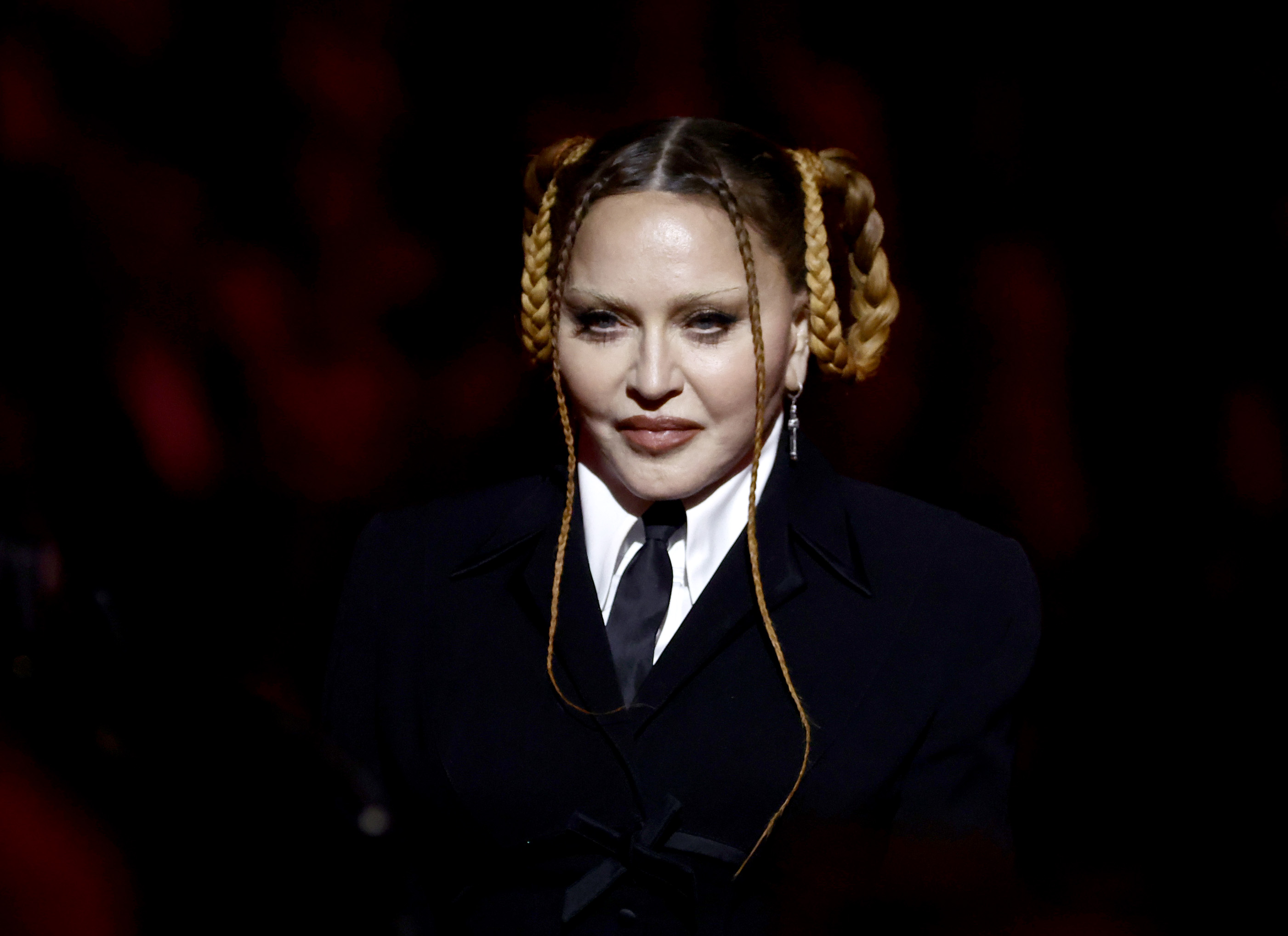 Madonna habla en el escenario durante la 65ª edición de los premios GRAMMY en el Crypto.com Arena de Los Ángeles, California, el 5 de febrero de 2023. | Foto: Getty Images