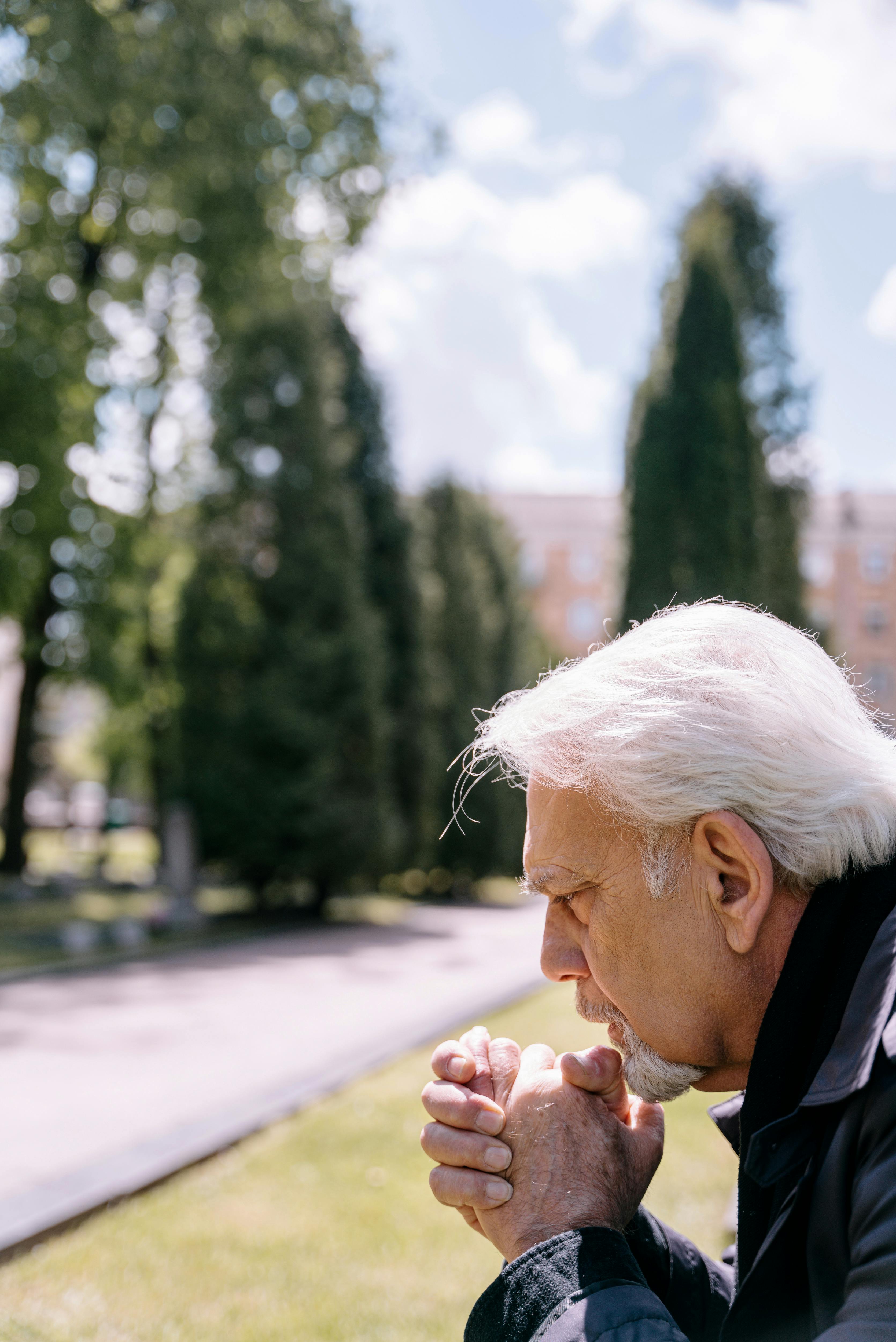 Hombre triste sentado en un banco. Imagen con fines ilustrativos | Foto: Pexels