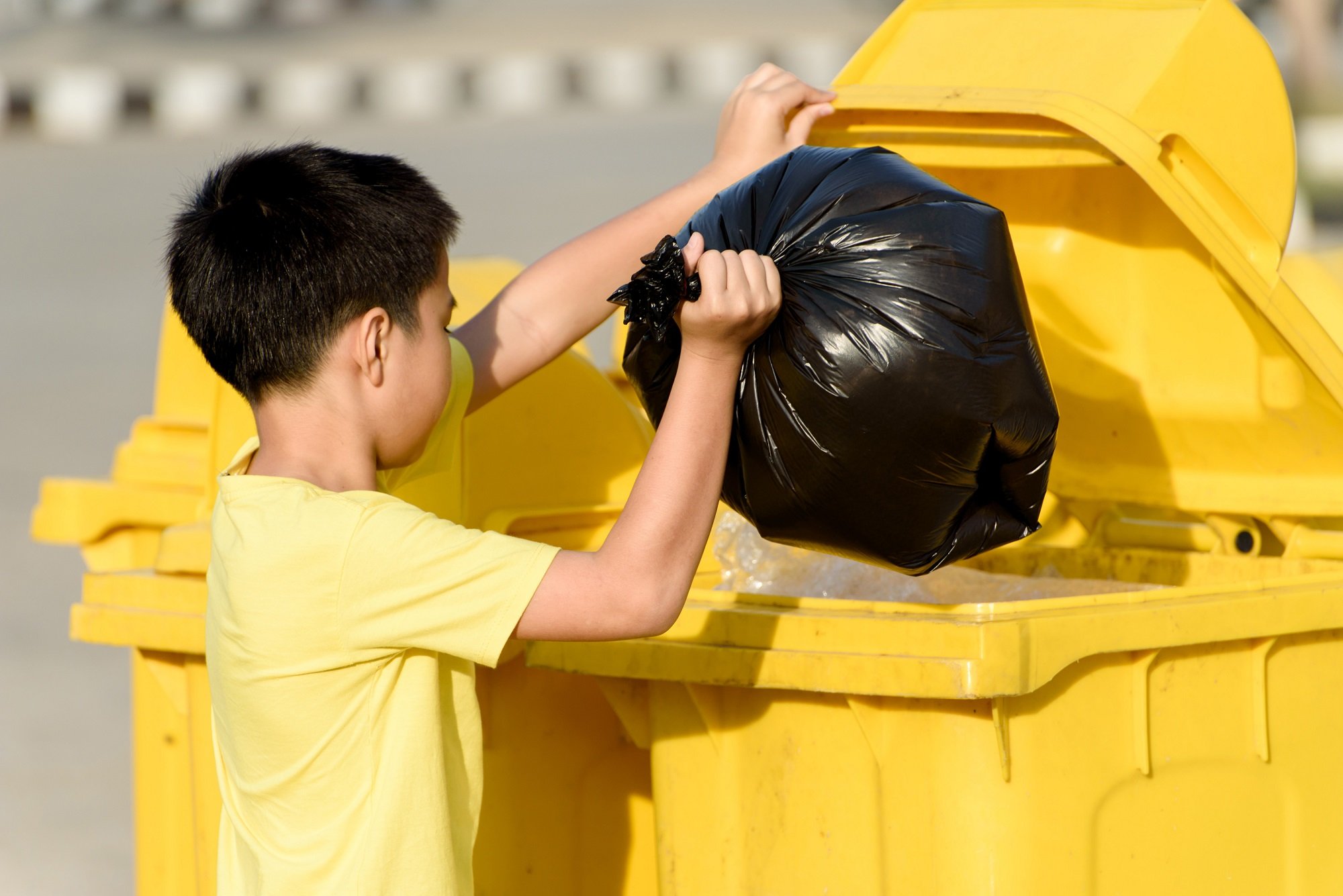 Chico saca la basura. | Foto: Shutterstock
