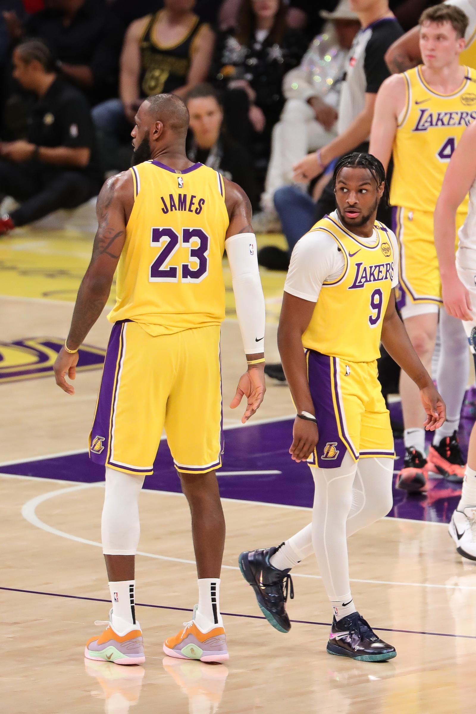 LeBron y Bronny James durante el partido entre Minnesota Timberwolves y Los Angeles Lakers el 22 de octubre de 2024, en el Crypto.com Arena de Los Angeles, California | Fuente: Getty Images