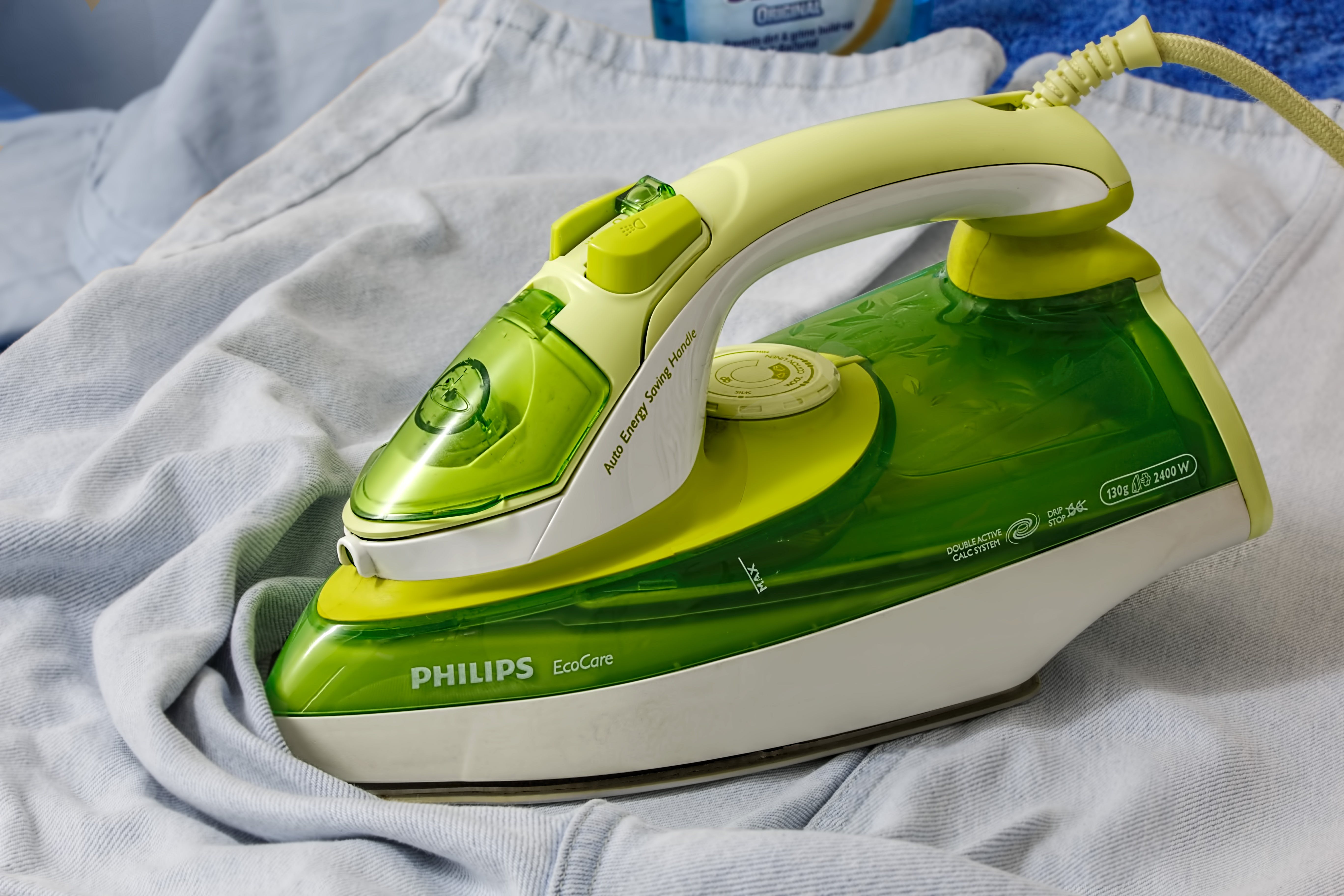 Una plancha philips verde-blanca. | Fuente: Pexels