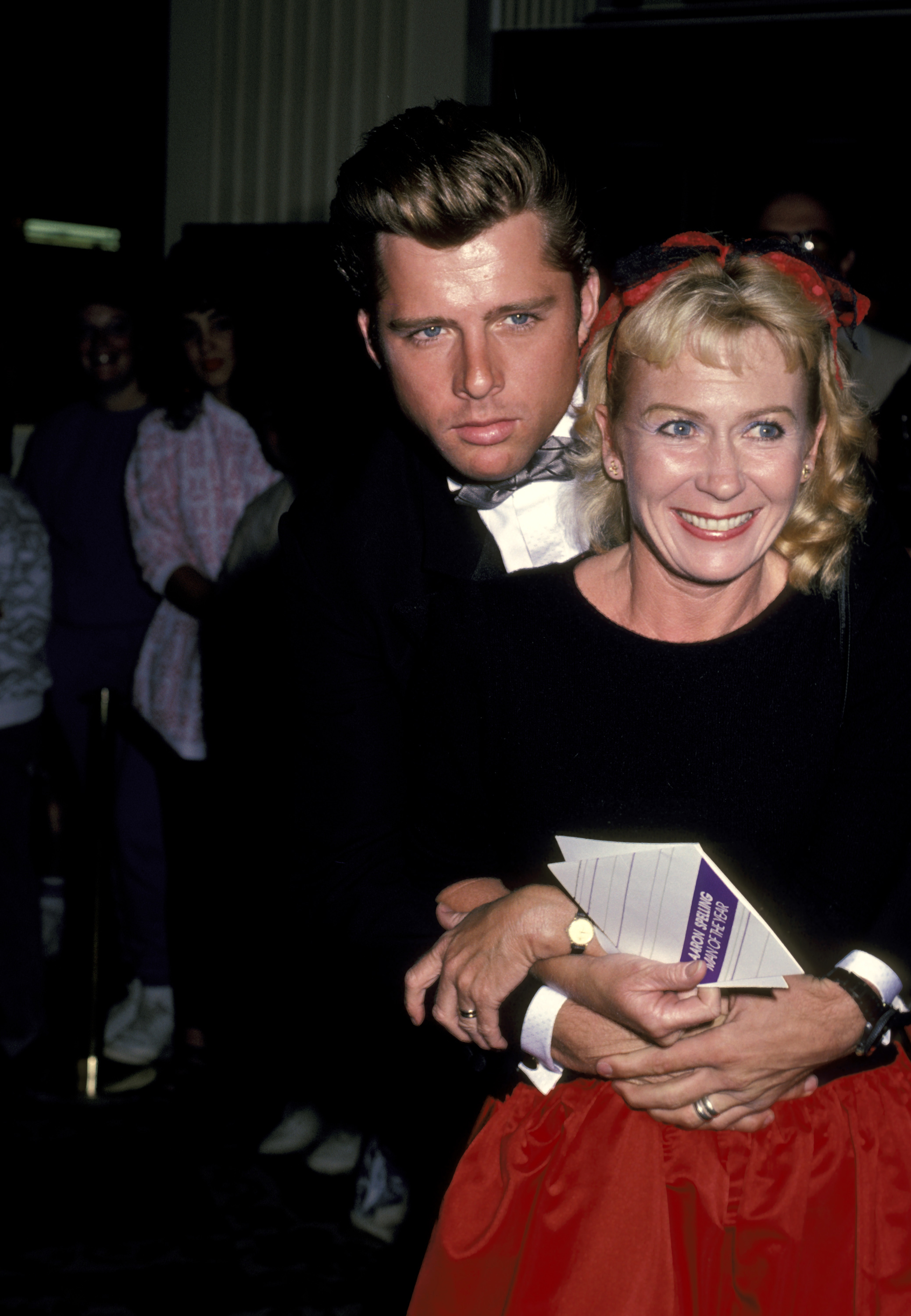 Maxwell Caulfield y Juliet Mills en una cena de gala homenaje a Aaron Spelling el 20 de octubre de 1985 | Fuente: Getty Images