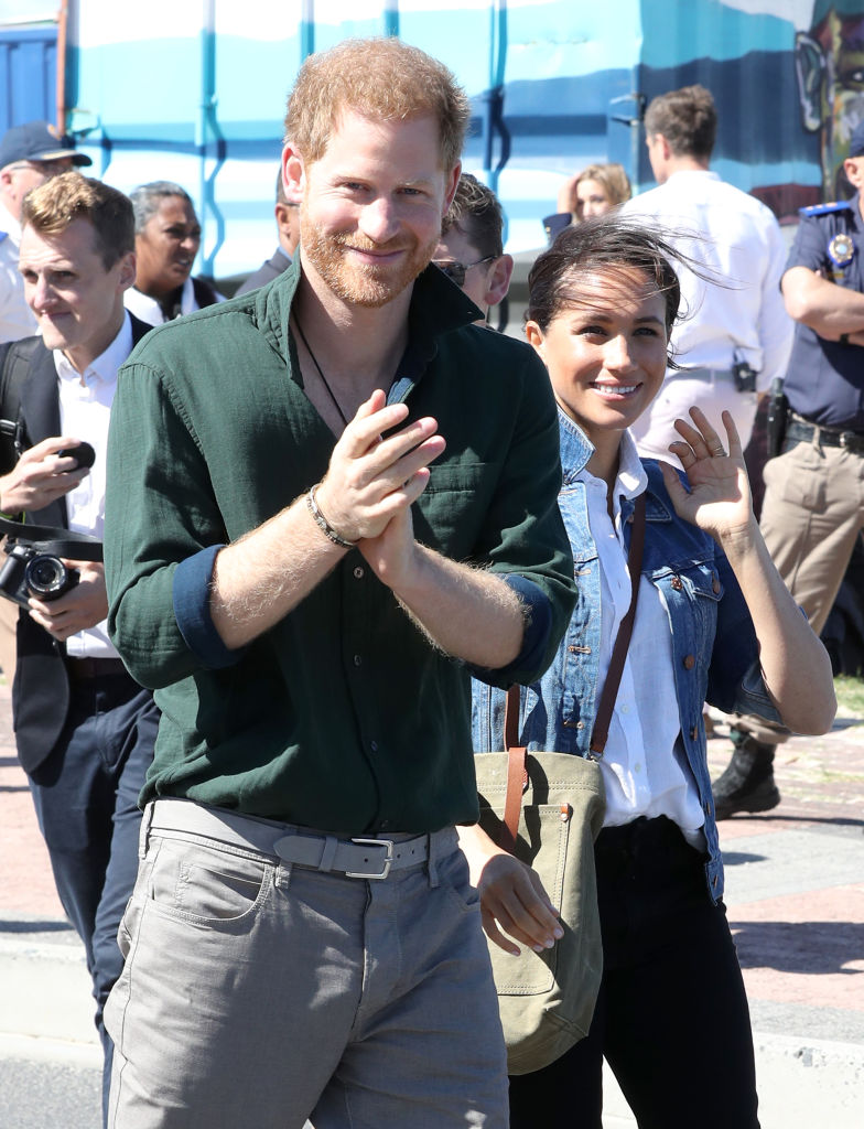 La charla de Harry con Joss Stone tuvo lugar casi un año antes de que la familia volviera y nos dio una primera idea de lo que podría haber motivado esa decisión. La conversación giró en torno a los colegios, la comunidad y la idea de darles a Archie y Lilibet la oportunidad de crecer más cerca de la familia, unas prioridades que ahora parecen especialmente importantes. | Fuente: Getty Images