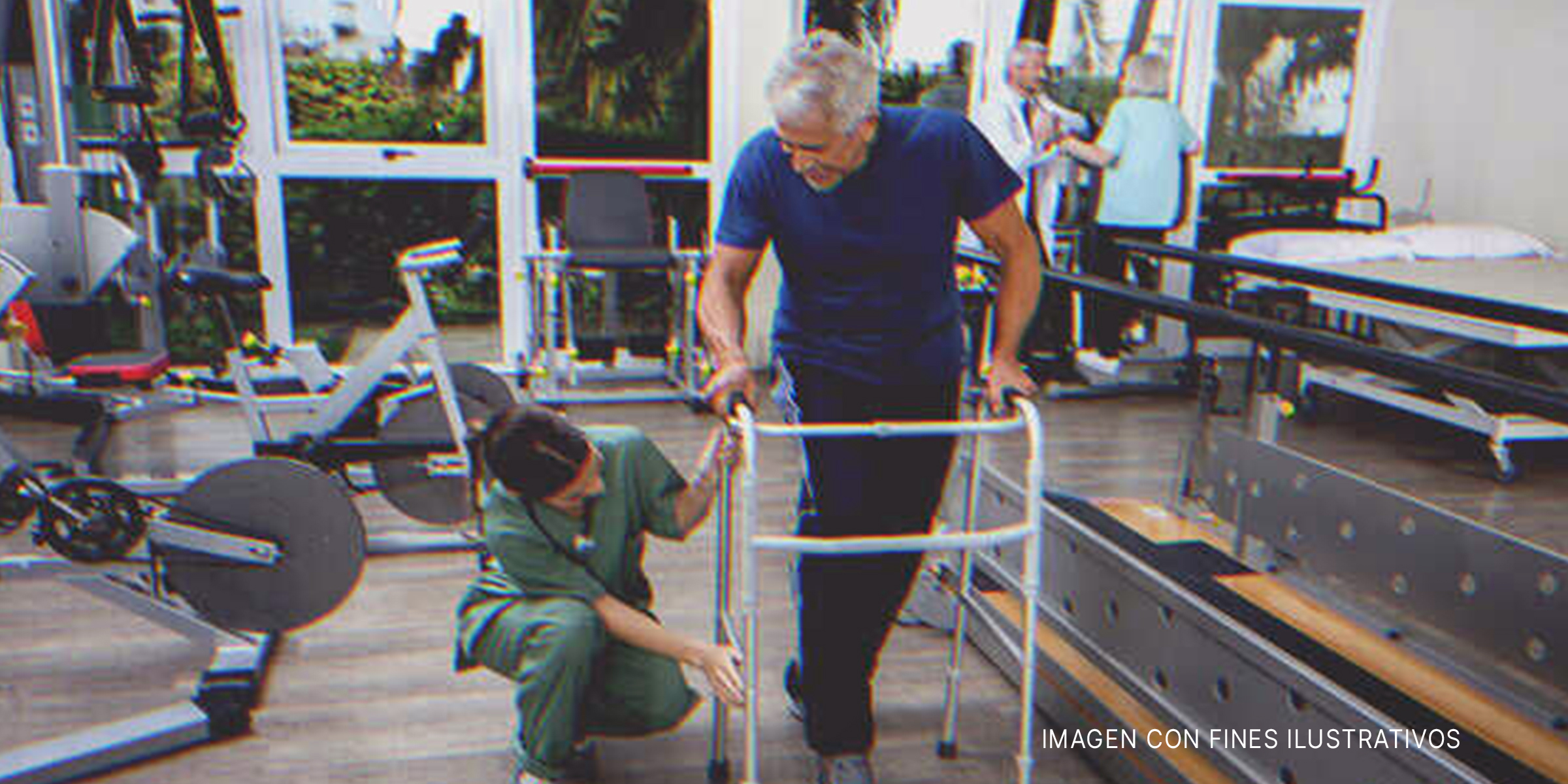 Enfermera ayudando a hombre con andador. | Foto: Shutterstock