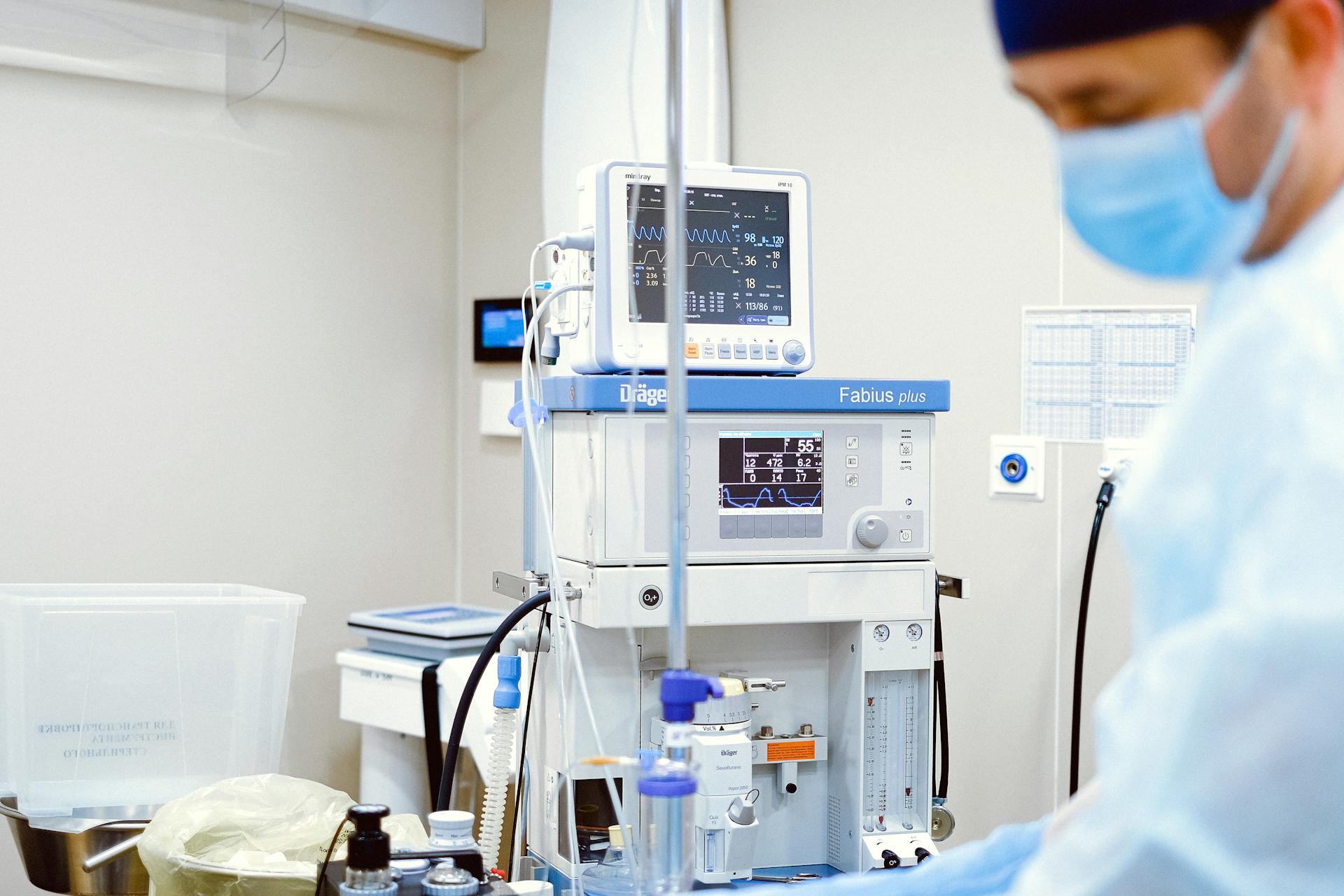 Un profesional médico lleva una mascarilla mientras está de pie en un quirófano | Fuente: Pexels