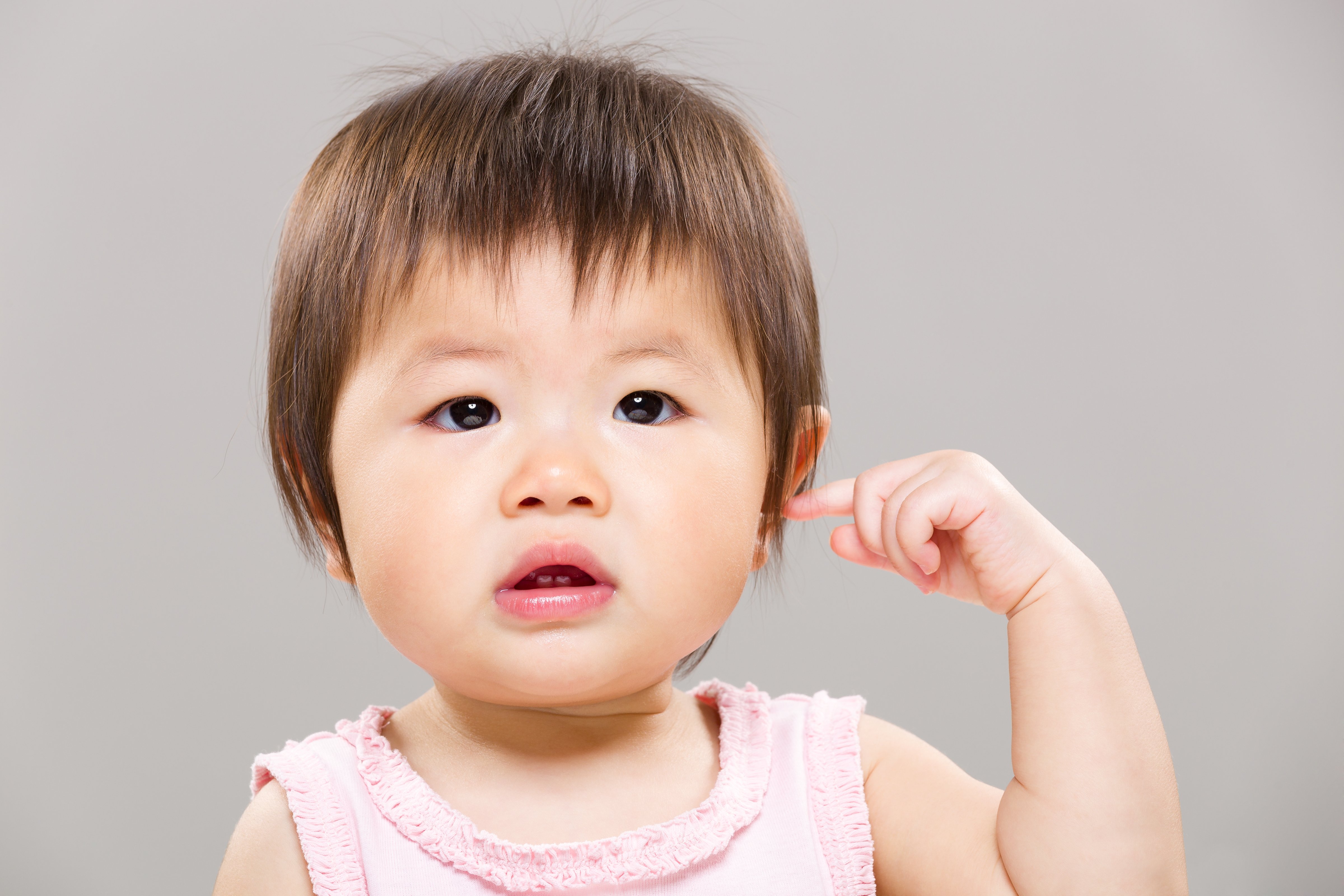 Bebita señalando su oreja. | Foto: Shutterstock