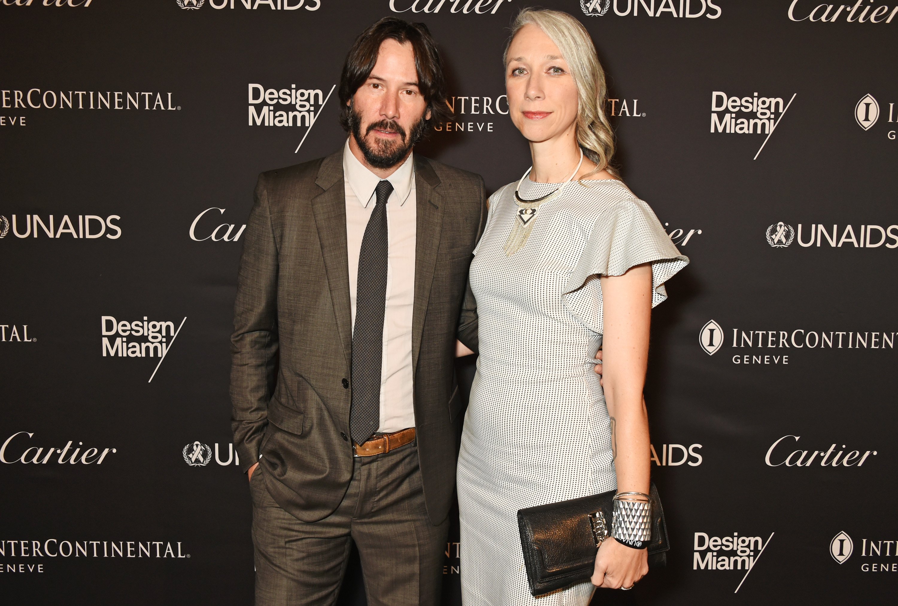 Keanu Reeves y la artista Alexandra Grant asisten a la Gala de ONUSIDA el 13 de junio de 2016 en Basilea, Suiza. | Foto: Getty Images