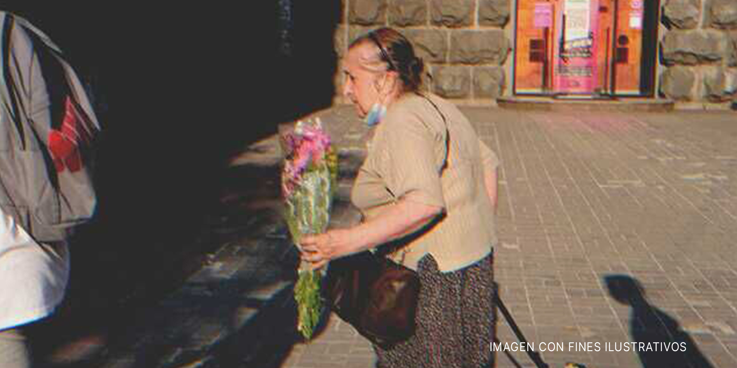 Anciana con un ramo de flores en la mano. | Foto: Shutterstock