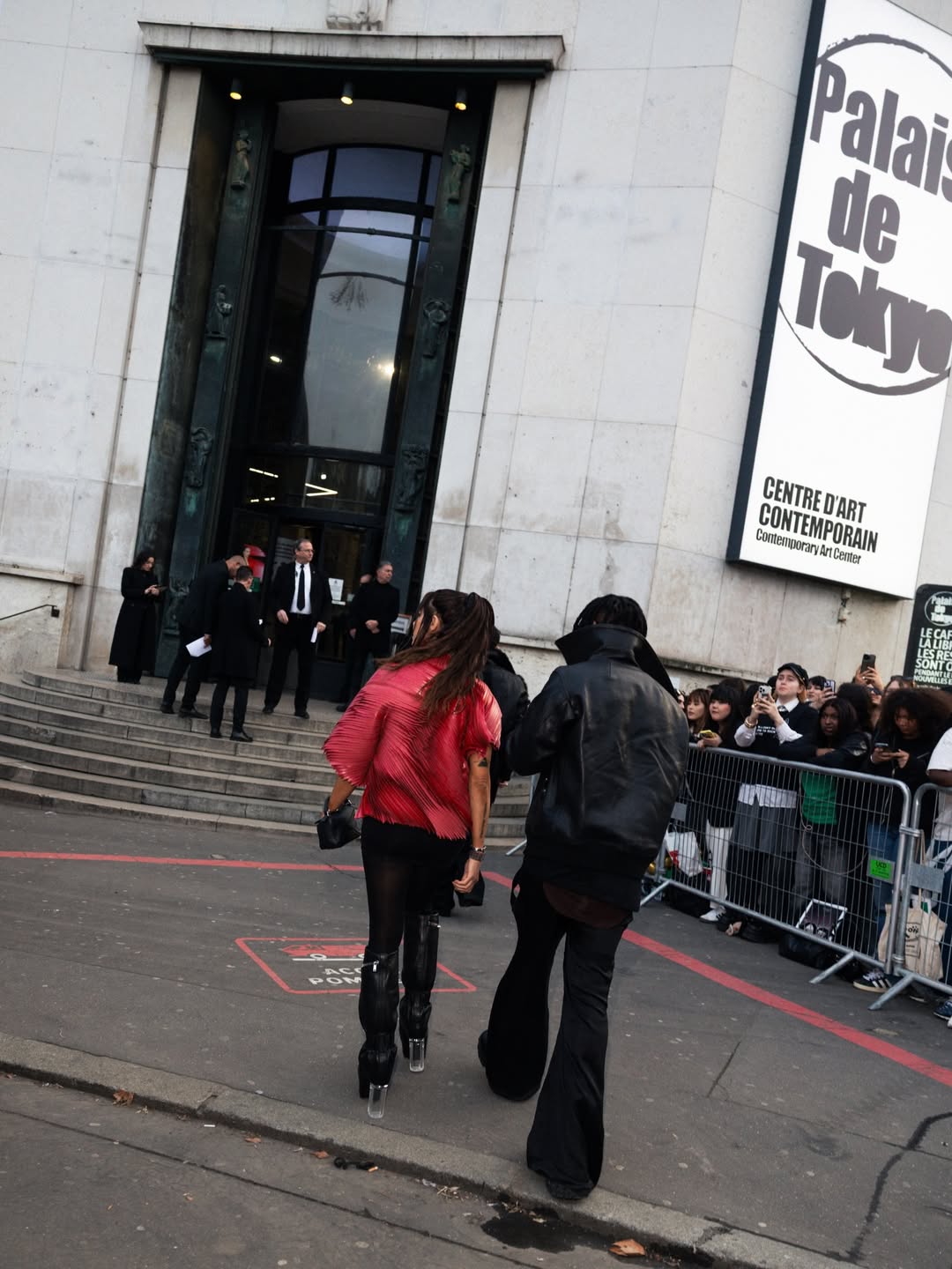 Pilar Rubio posando con su atuendo para asistir al desfile de Rick Owens en la Paris Fashion Week | Fuente: Instagram/pilarrubio
