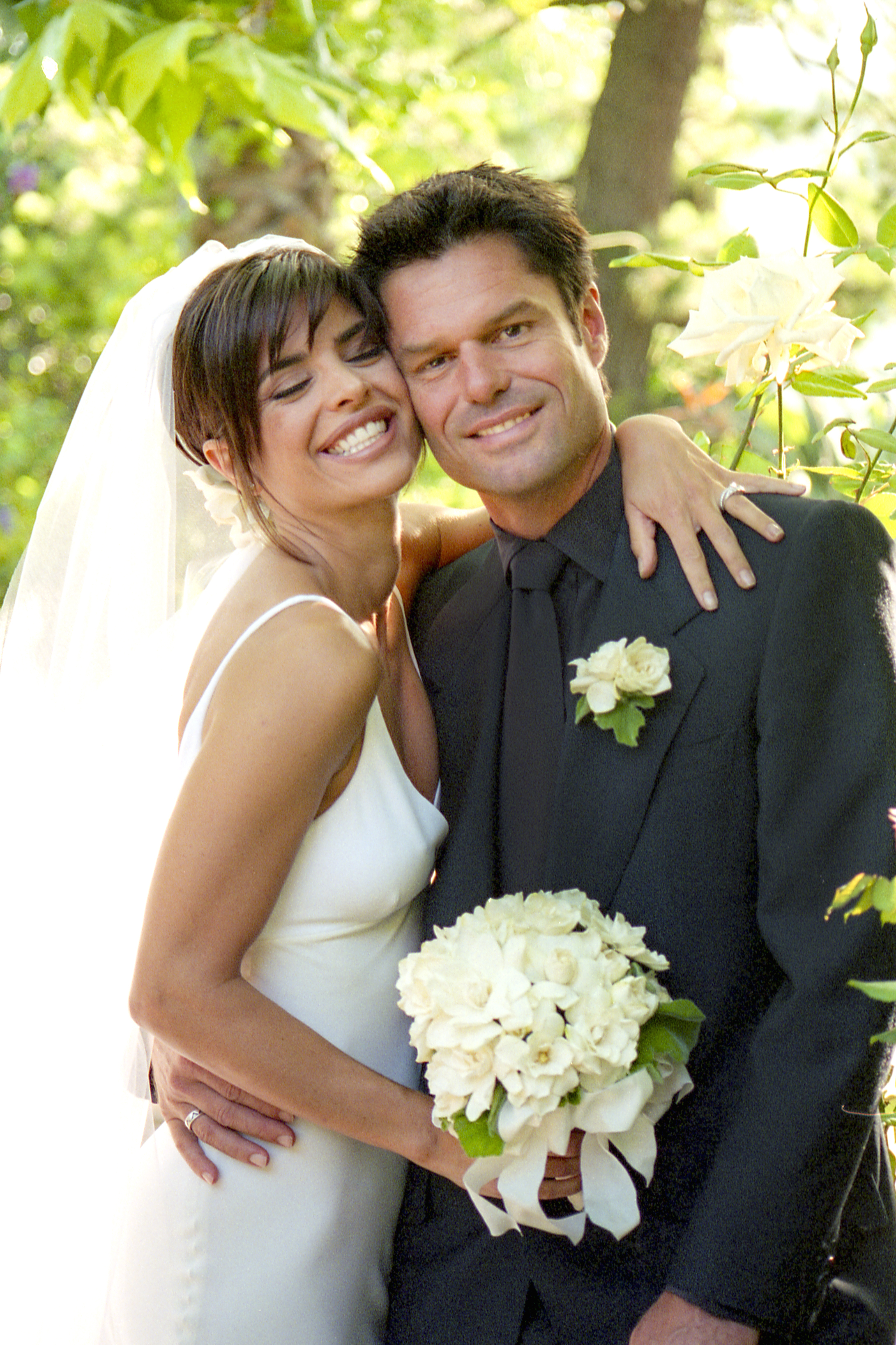Lisa Rinna y Harry Hamlin el día de su boda en Beverly Hills, California, el 29 de marzo de 1997. | Fuente: Getty Images