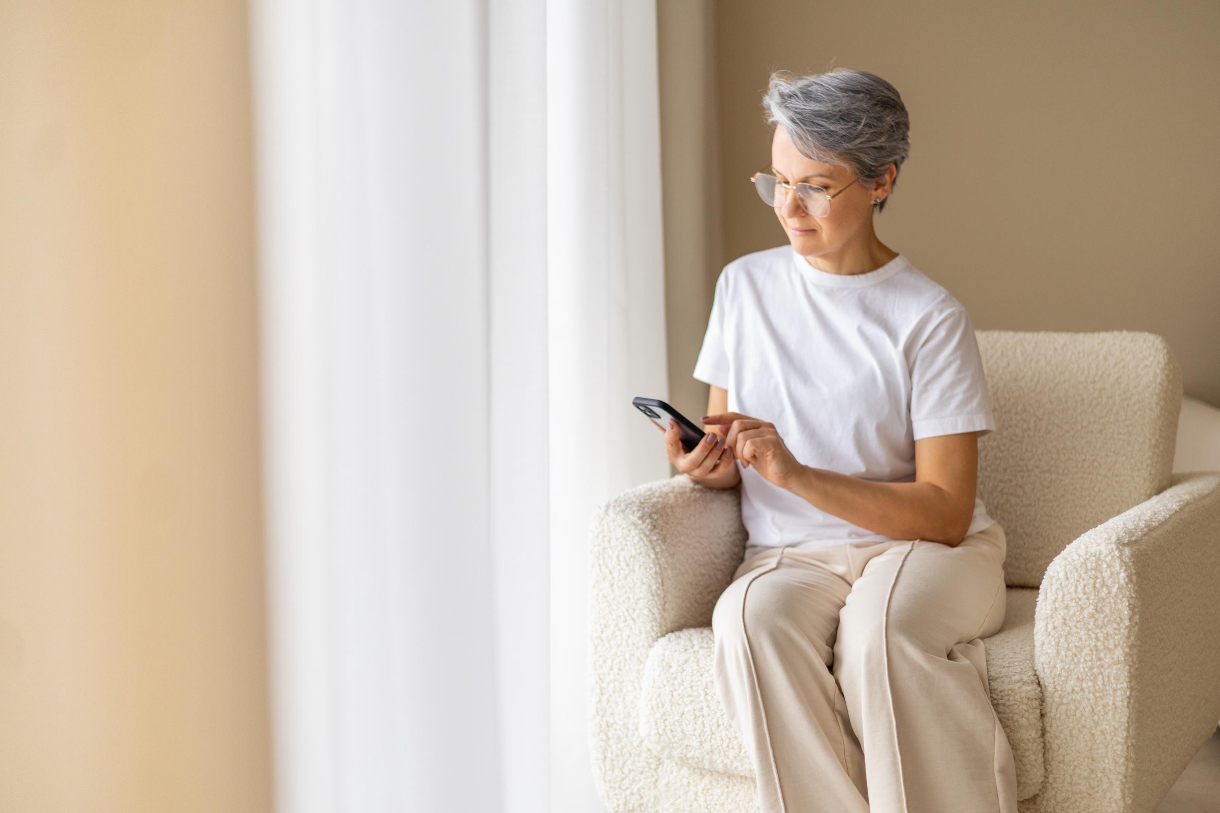 Una mujer con un top y unos pantalones cómodos | Fuente: Pexels