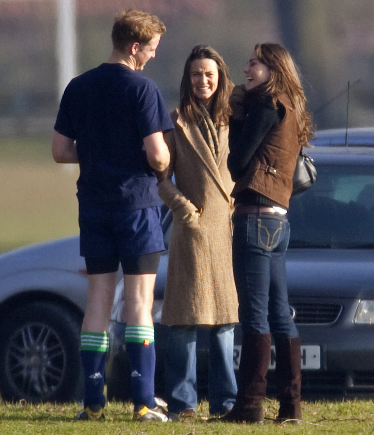 El príncipe William, Pippa y Kate Middleton vistos el 18 de marzo de 2006, en Eton, Inglaterra. | Fuente: Getty Images