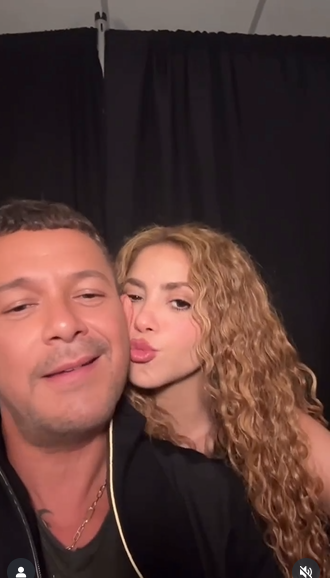 Shakira y Alejandro Sanz compartiendo un momento mientras promocionan su nuevo trabajo en conjunto | Fuente: Instagram/alejandrosanz