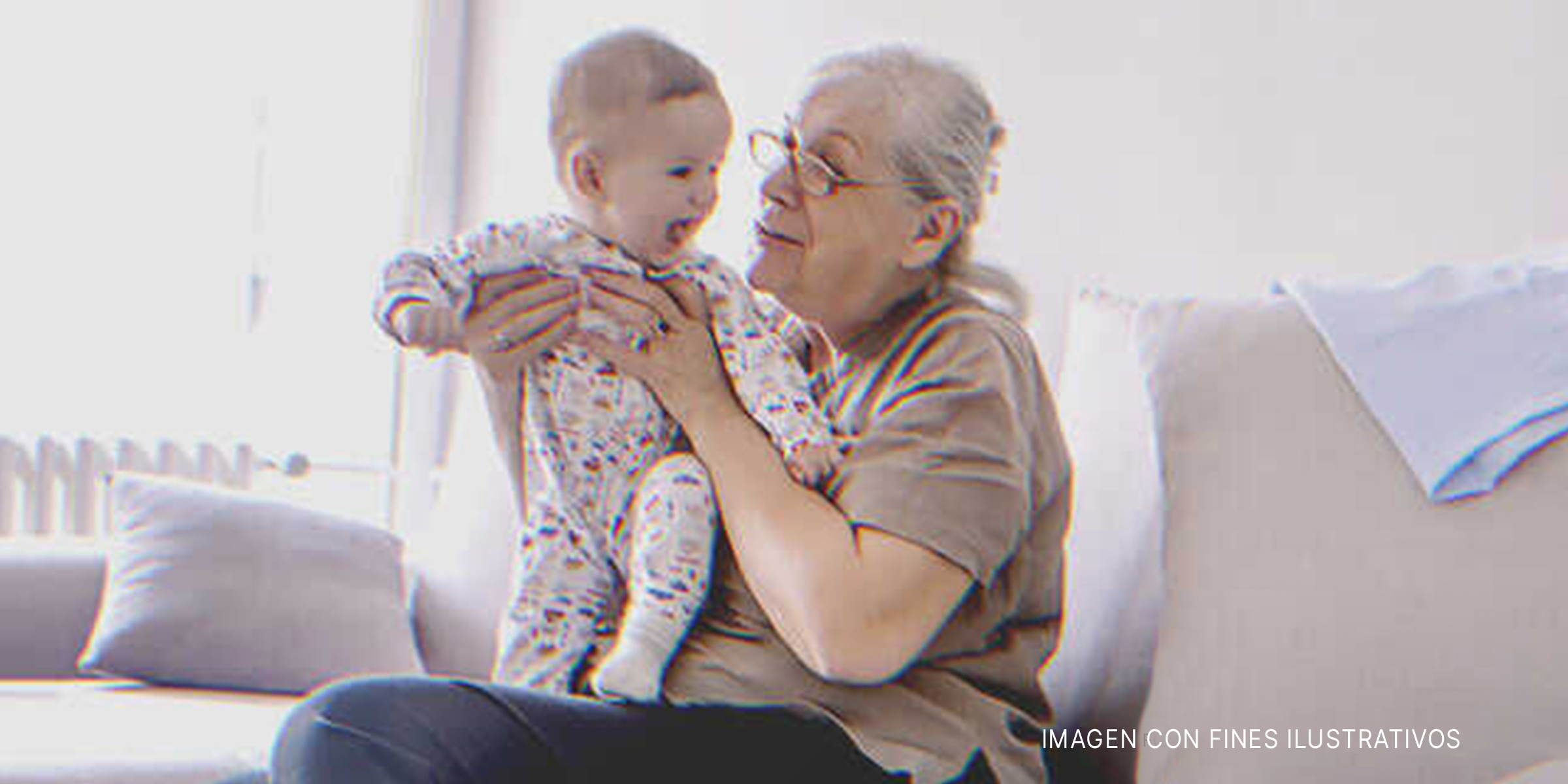 Mujer mayor jugando con un bebé | Foto: Getty Images