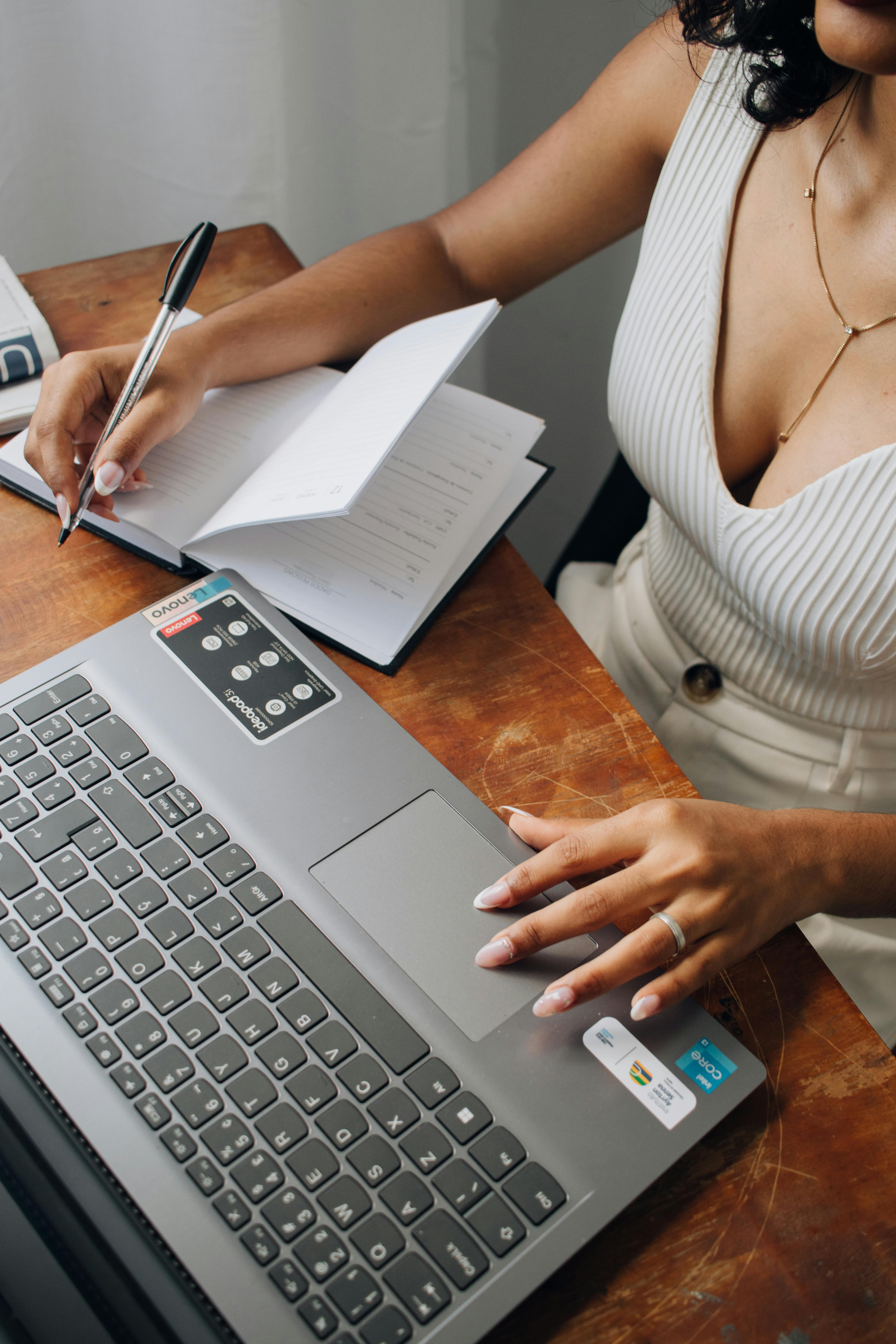 Una mujer trabajando | Fuente: Pexels