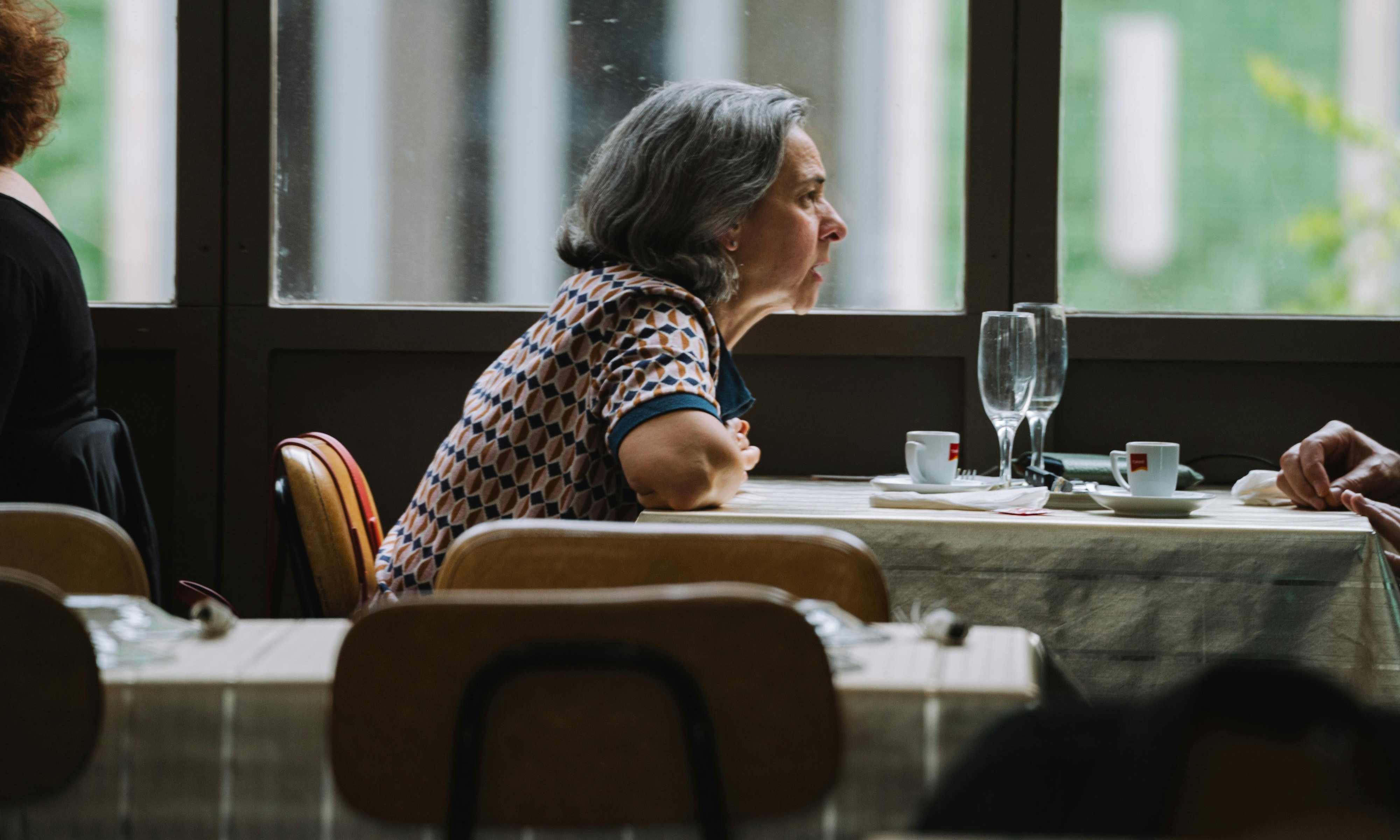 Un comensal de un restaurante hablando con un acompañante invisible | Fuente: Pexels