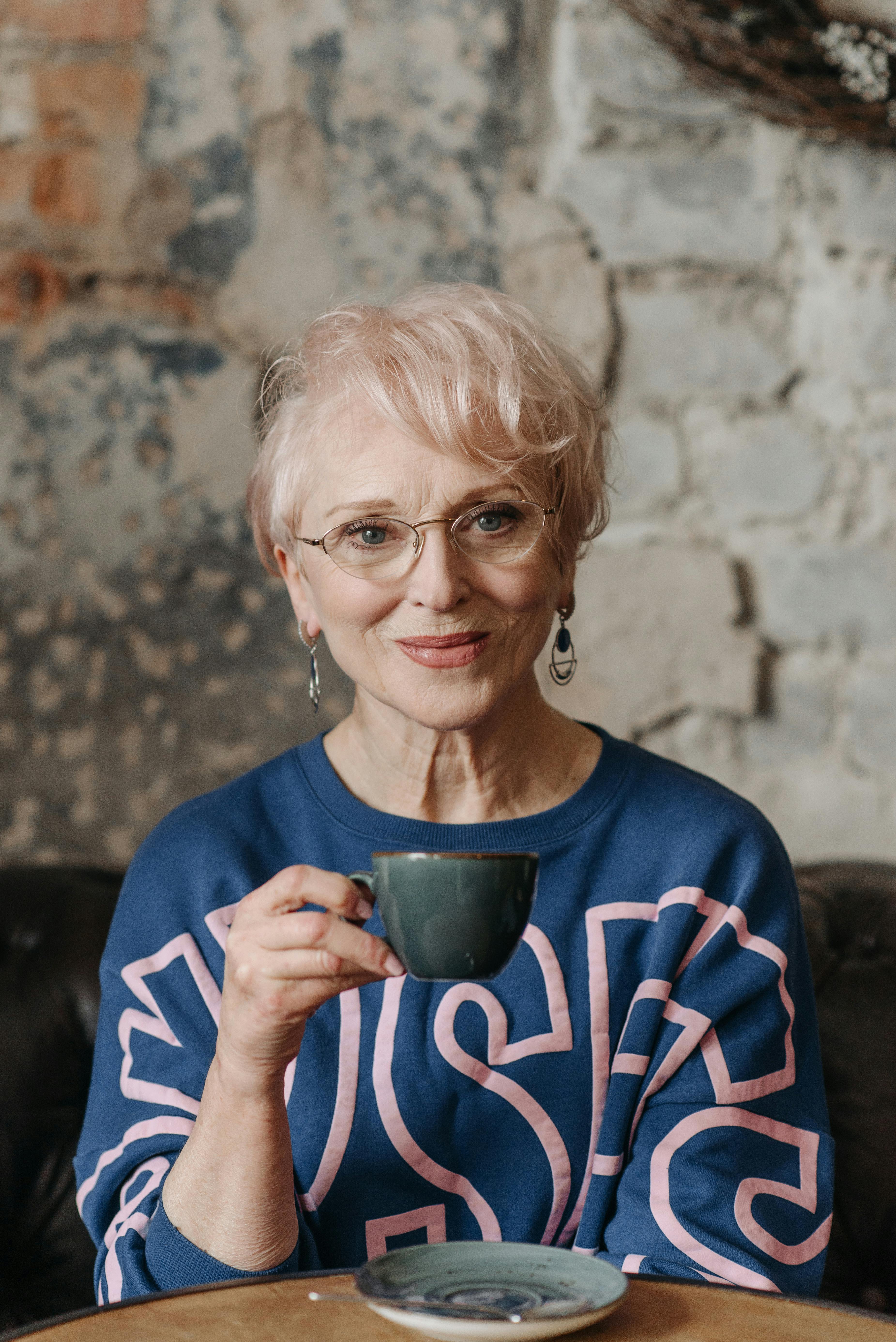 Una anciana sonriente con una taza en la mano | Fuente: Pexels