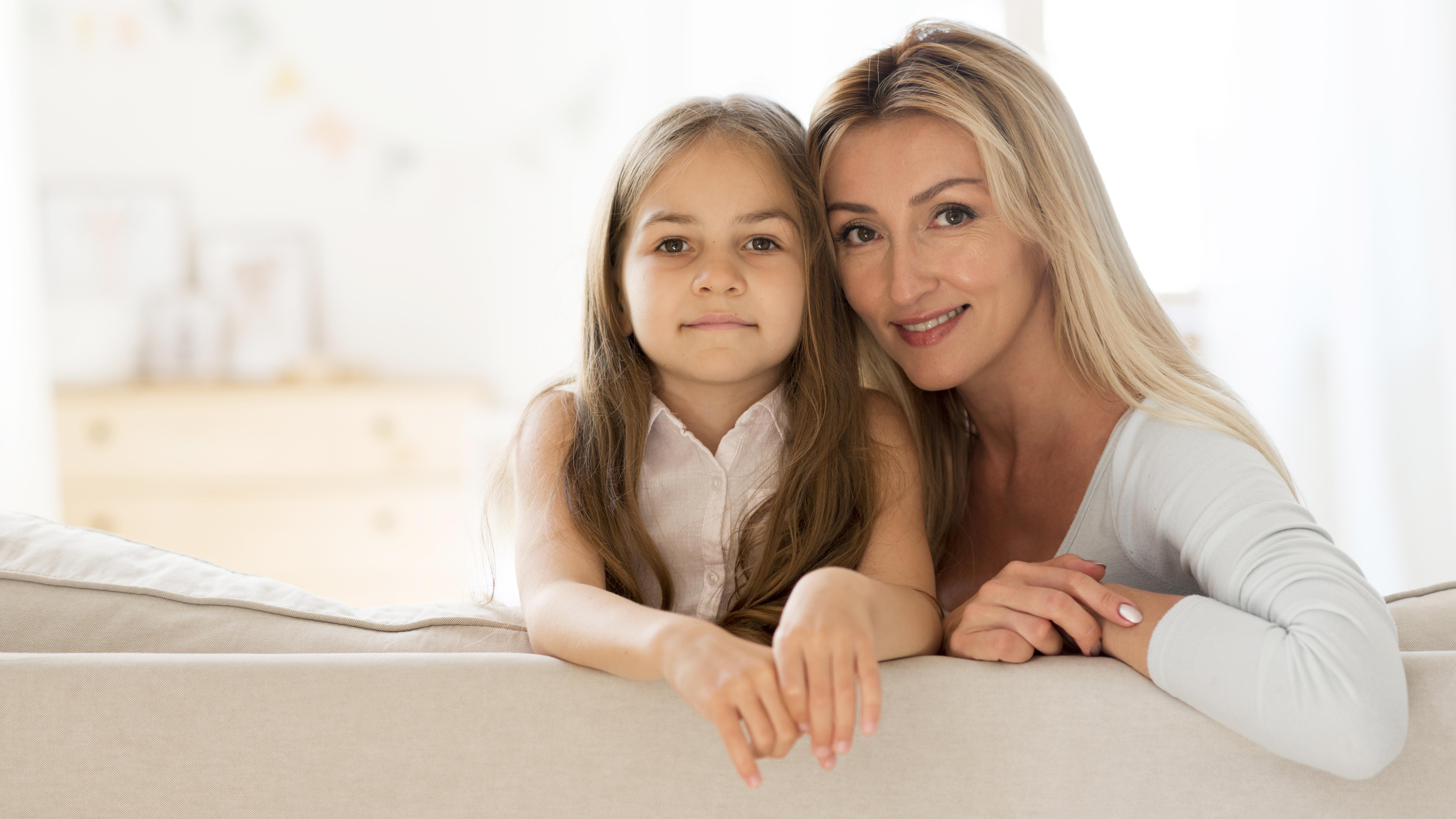 Una donna con una bambina | Fonte: Magnific