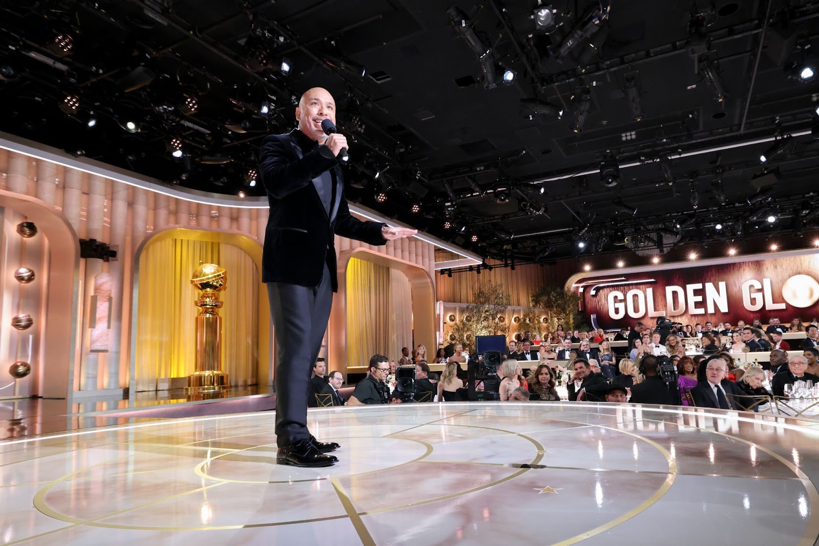 Jo Koy habla en el escenario de la 81ª edición de los Golden Globes el 7 de enero de 2024. | Fuente: Getty Images