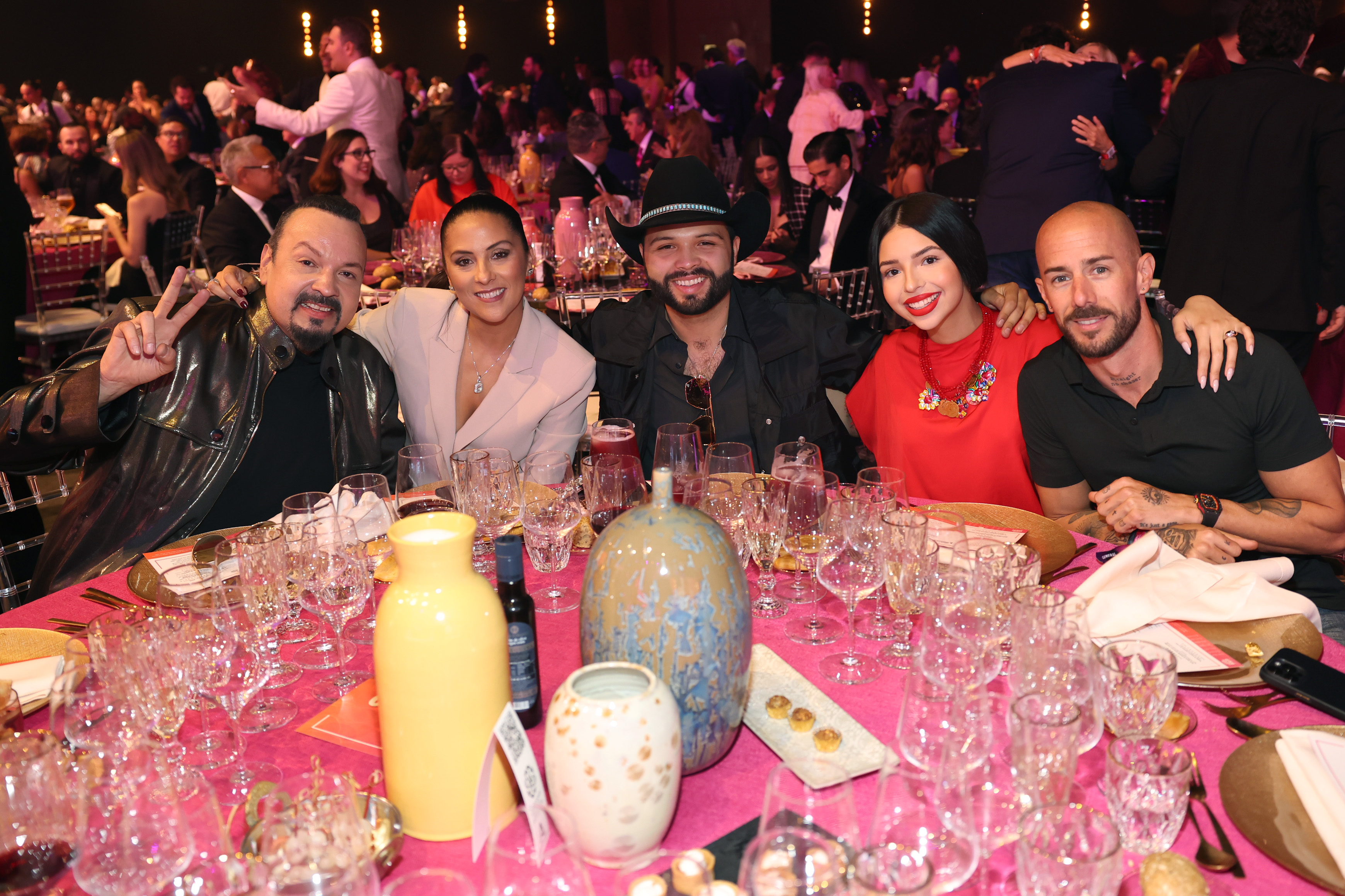 Pepe Aguilar, Aneliz Álvarez, Leonardo Aguilar, Ángela Aguilar e invitados asisten a la entrega del premio Persona del Año de la Academia Latina de la Grabación a Laura Pausini en el Palacio de Congresos y Exposiciones FIBES el 15 de noviembre de 2023 en Sevilla, España. | Fuente: Getty Images