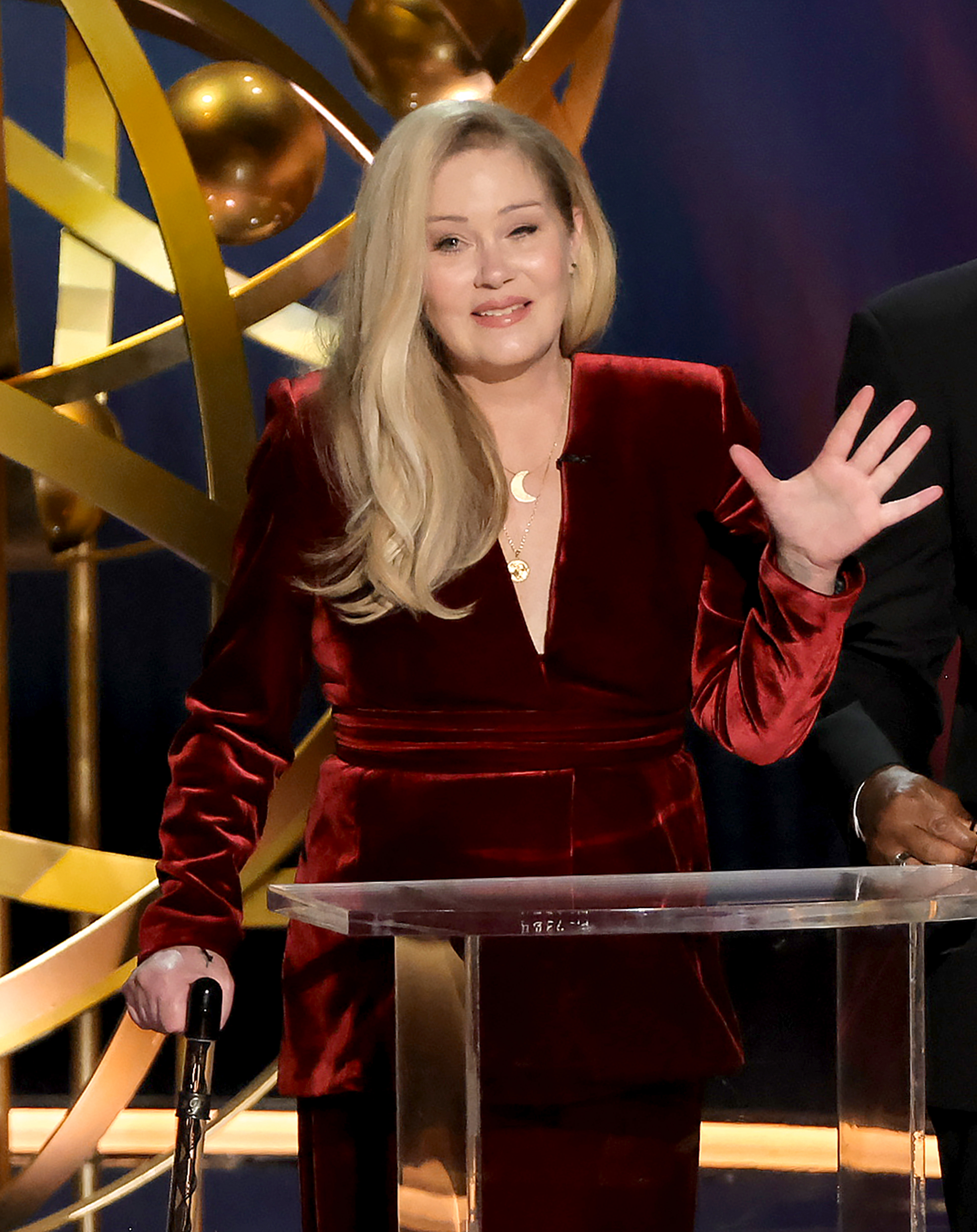 Christina Applegate habla en el escenario durante la 75.ª edición de los Premios Primetime Emmy, el 15 de enero de 2024. | Fuente: Getty Images