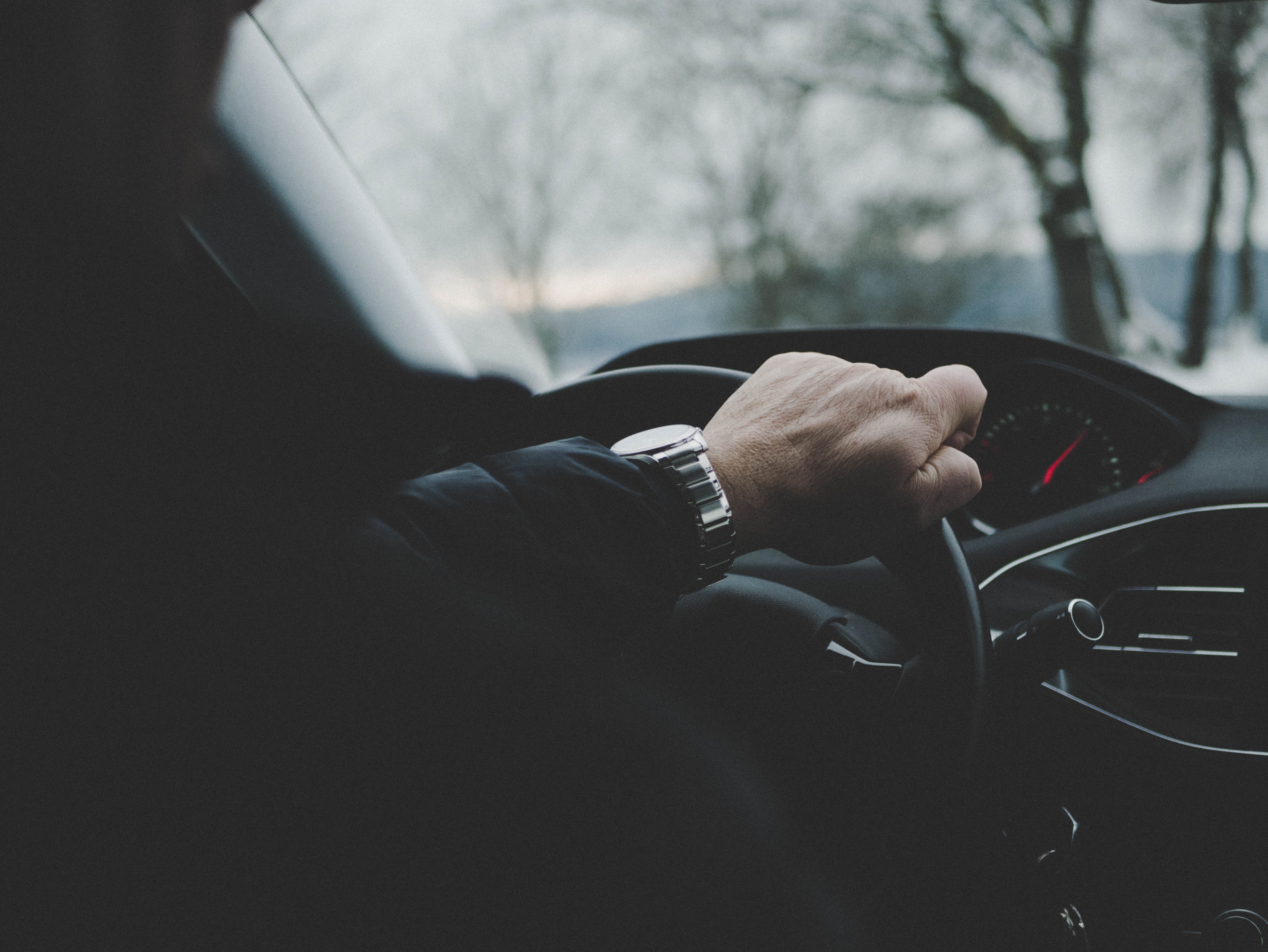 Hombre manejando su carro. │Foto: Pexels/JohannesRapprich