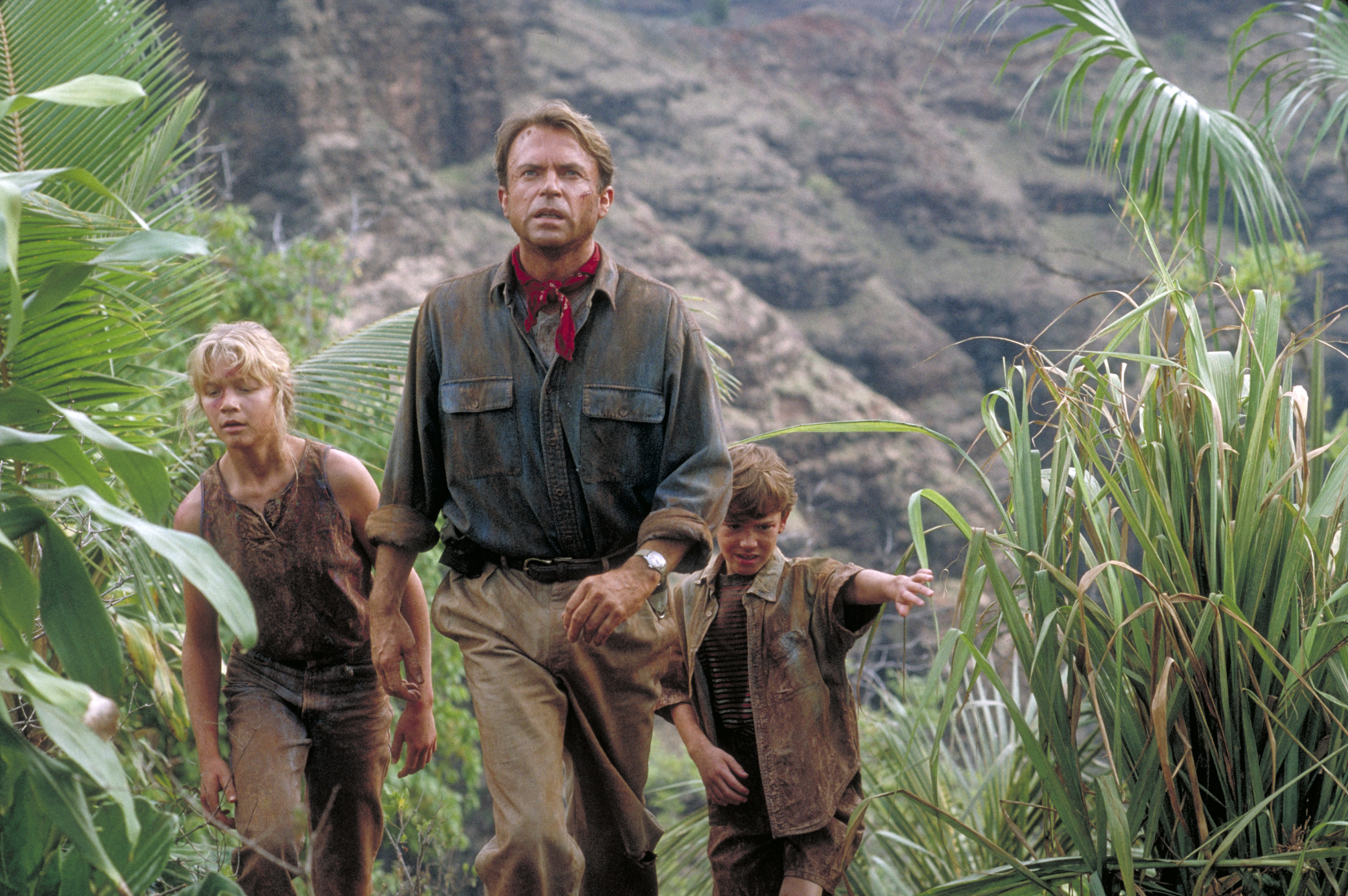 Ariana Richards, Sam Neill y Joseph Mazzello en el plató de "Jurassic Park", en 1993. | Fuente: Getty Images