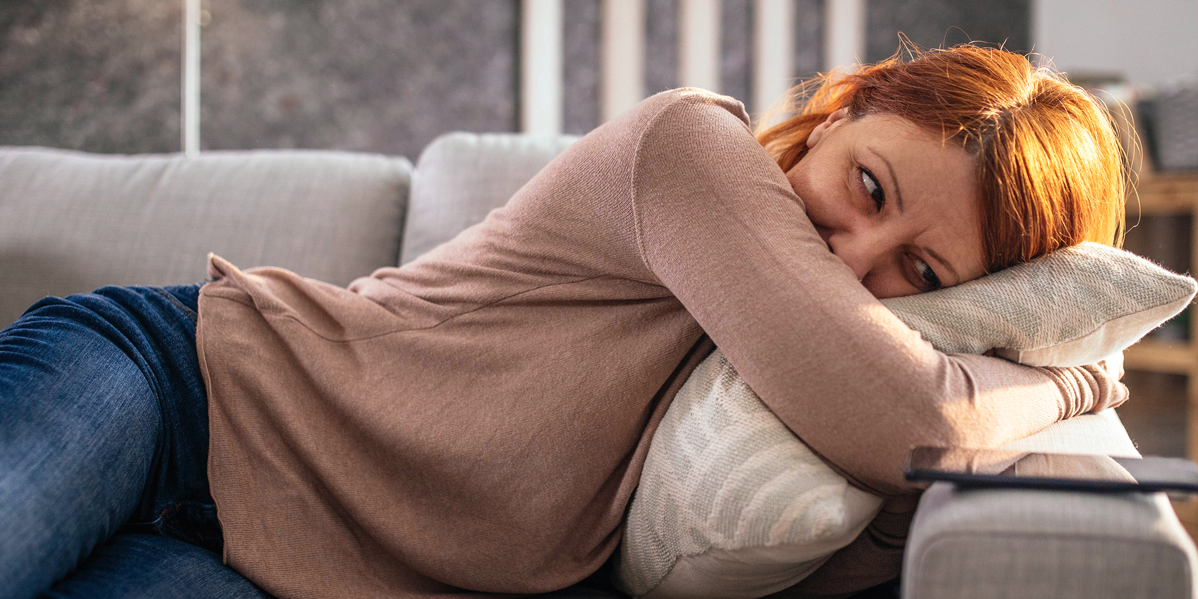 Mujer estresada descansando en el sofá | Fuente: Getty Images