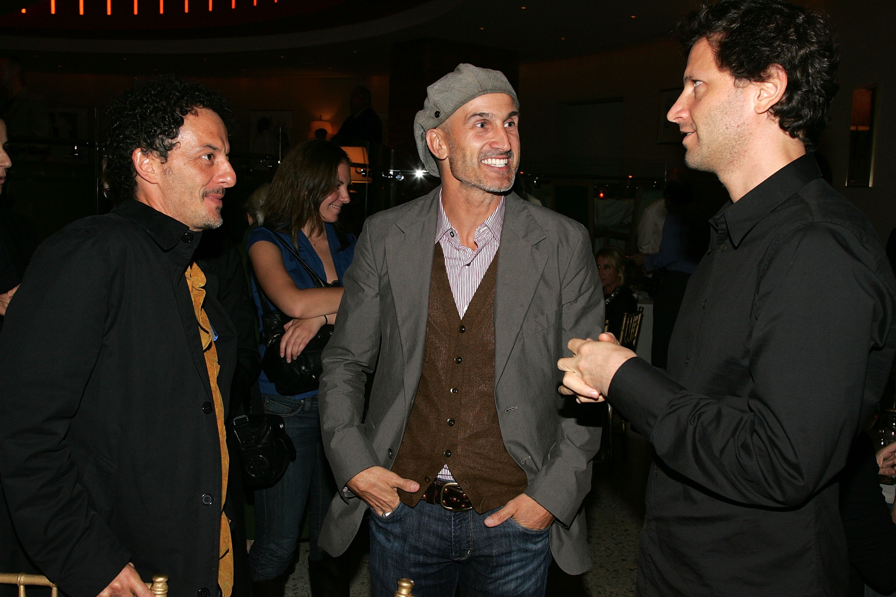 El director de fotografía Adam Kimmel y los directores Craig Gillespie y Bennett Miller asisten a la fiesta posterior al estreno de "Lars And The Real Girl" en la Brasserie 8 1/2 el 3 de octubre de 2007 en la ciudad de Nueva York | Fuente: Getty Images