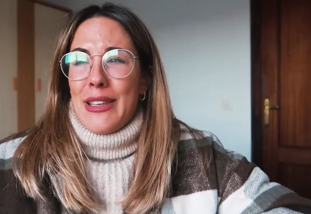 Susana Megan llora desconsolada en su videoblog sobre las malas experiencias con su último retoque facial. | Foto: Mtmad/ Con locura Susana Megan.