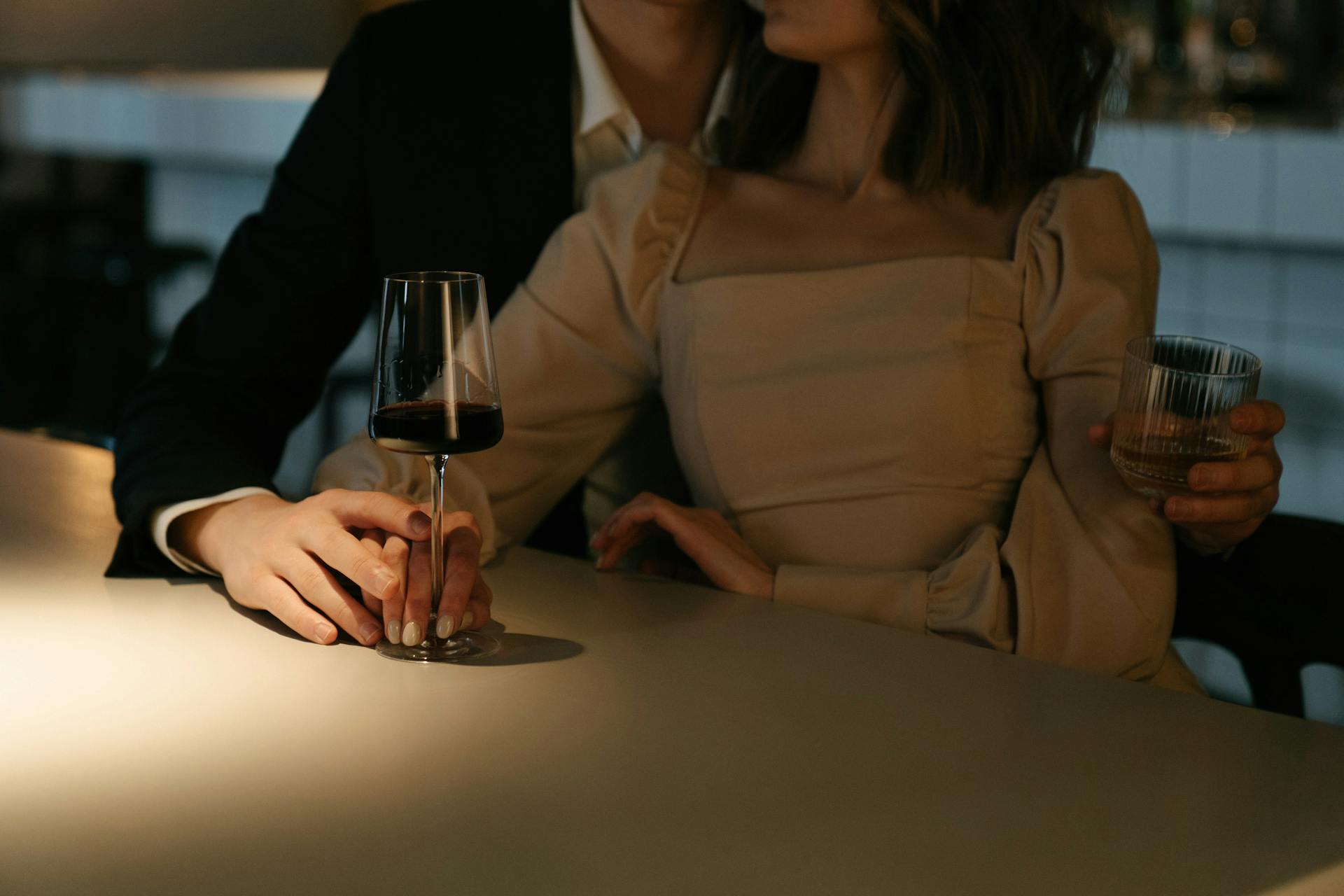 Una pareja en un bar | Fuente: Pexels