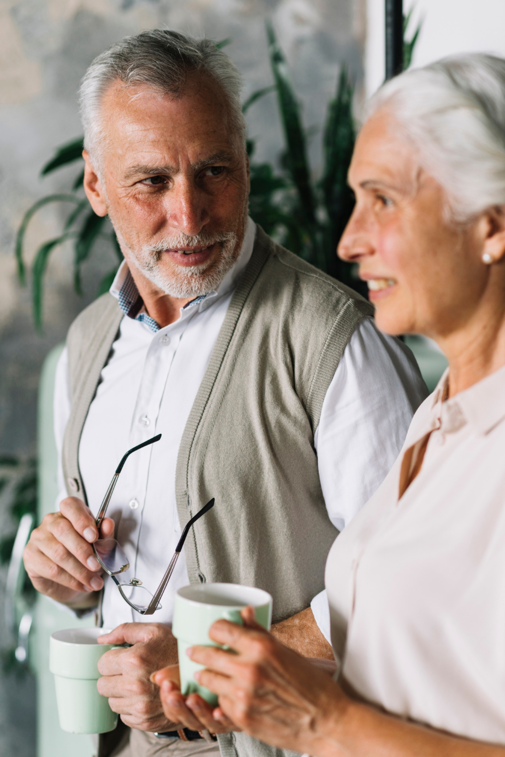 Una pareja de ancianos encantados, uno al lado del otro | Fuente: Freepik