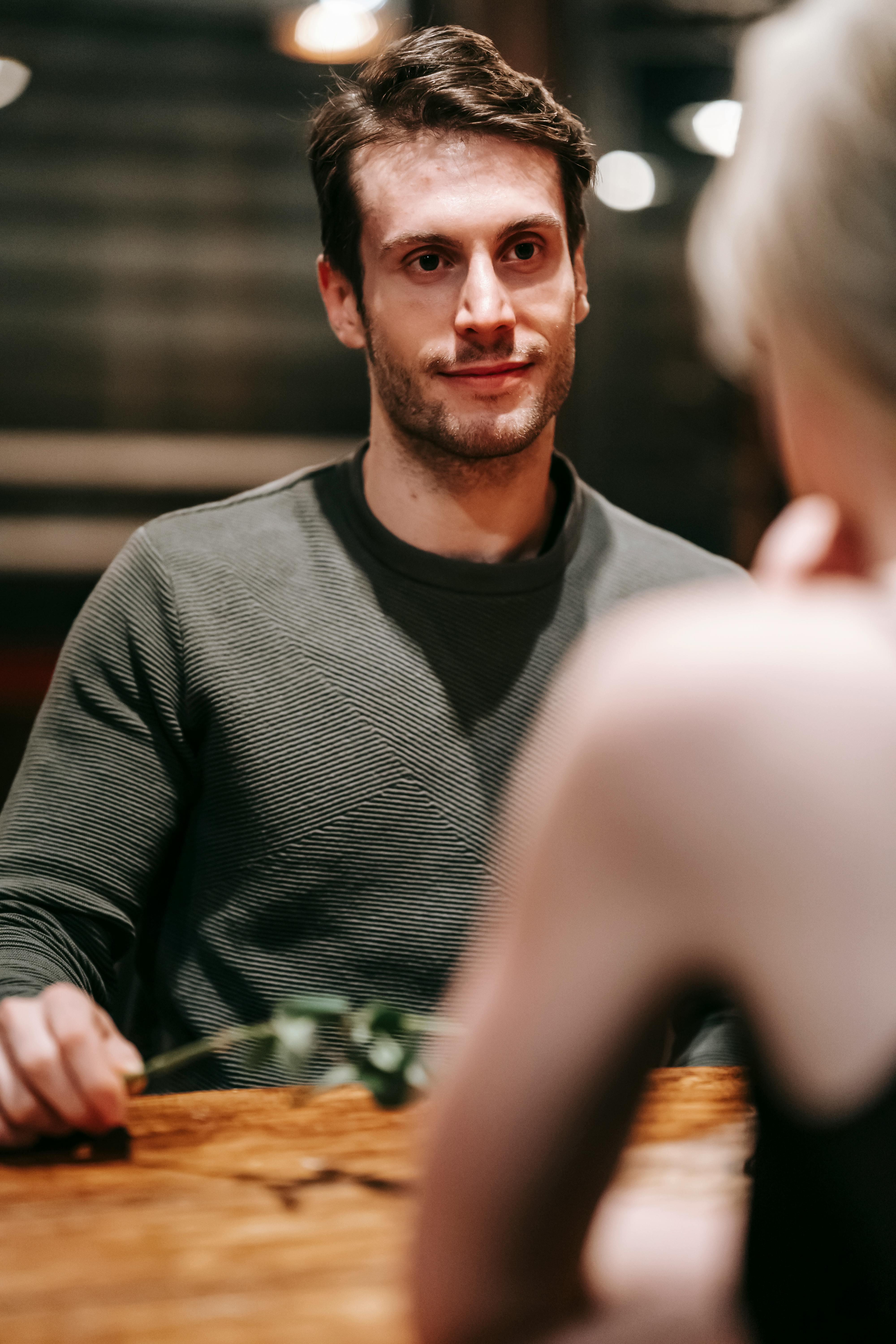 Una pareja sentada en un restaurante | Fuente: Pexels