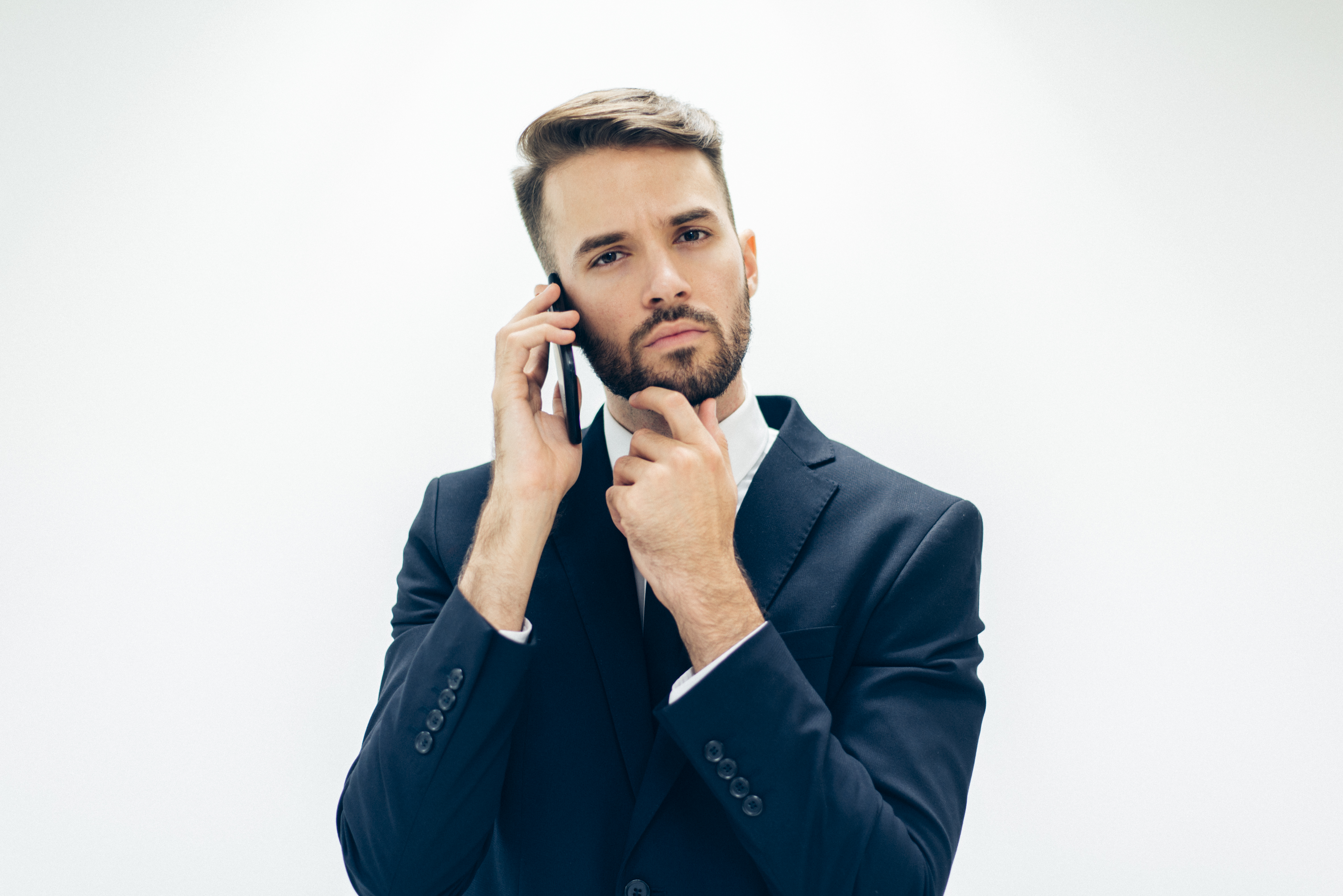 Un hombre sumido en sus pensamientos durante una llamada | Fuente: Freepik